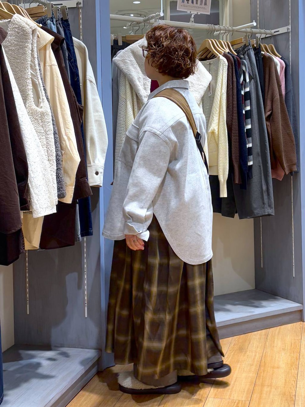 ブラウン系のショルダーバッグ、その他のサンダル、グレー系のその他アウターを着用したレディースの秋コーディネートの5枚目の写真