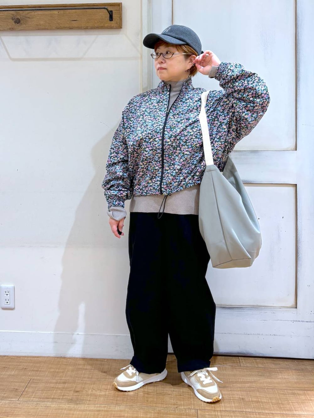 ブラウン系のニット/セーター、その他のブルゾン、ベージュ系のスニーカーを着用したレディースの秋コーディネートの2枚目の写真