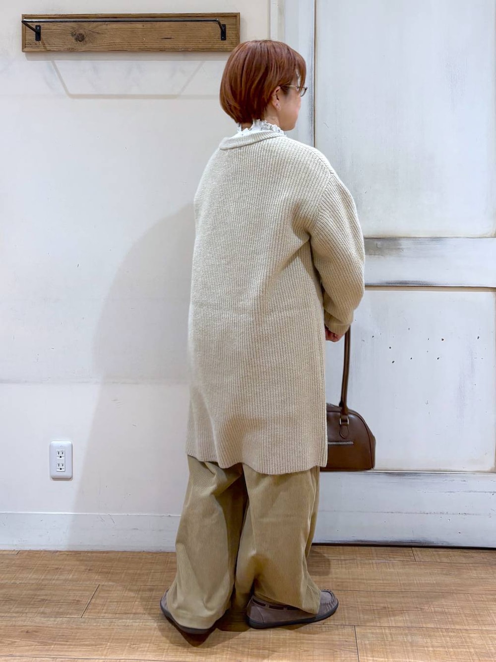 ベージュ系のその他パンツ、グレー系のモカシン/デッキシューズ、ブラウン系のトートバッグを着用したレディースの冬コーディネートの5枚目の写真