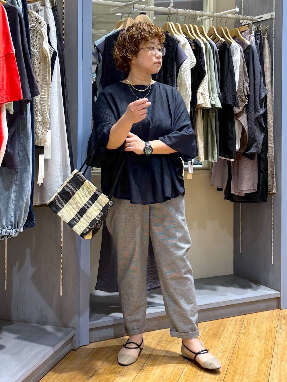 その他のその他パンツ、ブラック系のトートバッグ、ブラック系のシャツ/ブラウスを着用したレディースの夏コーディネートの2枚目の写真