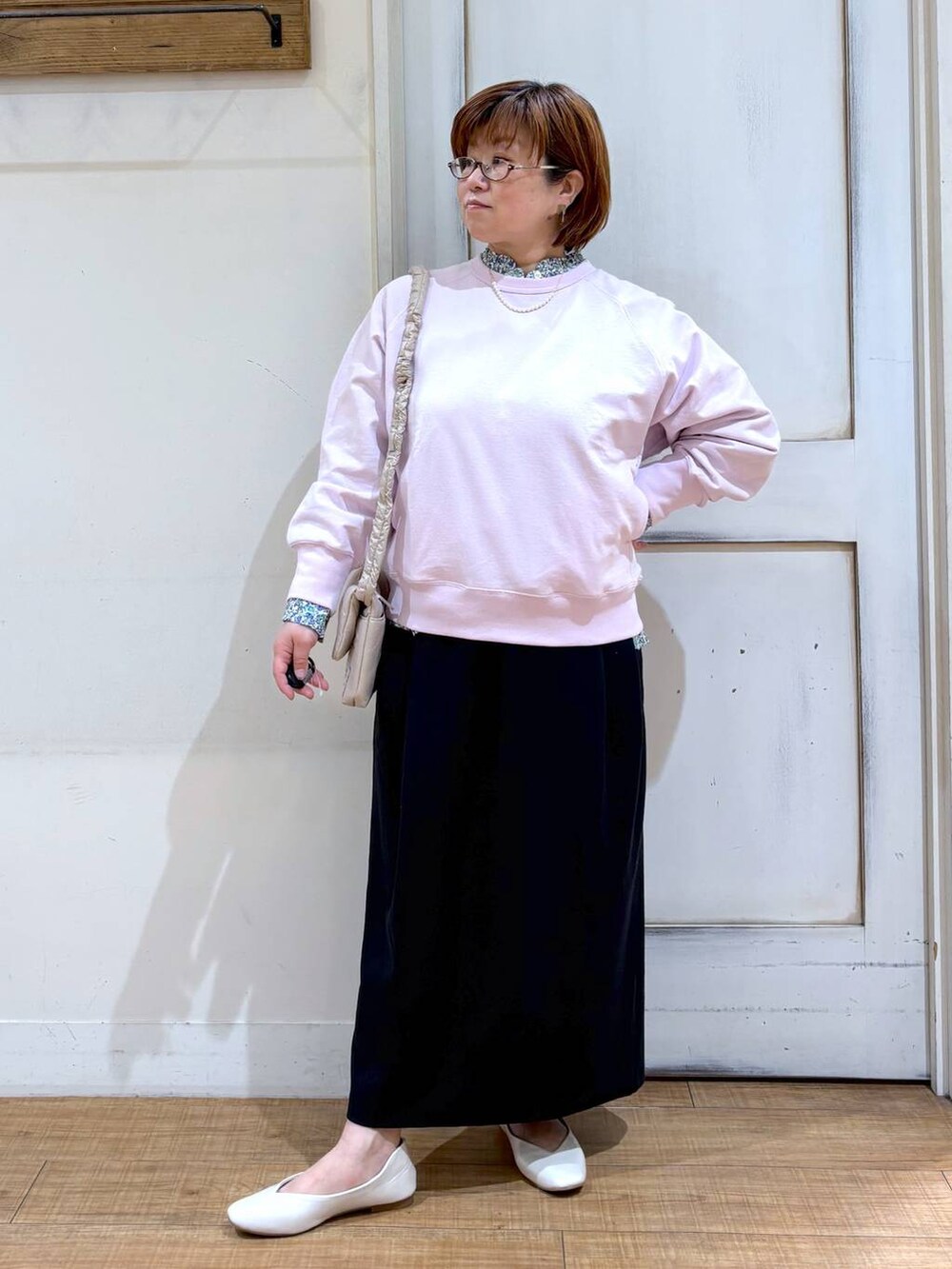 「体型カバー、ゆったり、ママコーデ、楽ちんコーデ、クリップスタッフ_studio CLIP、studio CLIP、ナチュラル、カジュアル、スカート、スウェット、低身長、Over40スタッフ、ブラウス、パンプス、ショルダーバッグ」｜「studio CLIPの【ONKUL掲載商品】ミニ裏毛カラープルオーバー（スウェット、ピンク系）」を使った、tosa0101さん（レディース・152cm）の冬コーディネートの2枚目の写真
