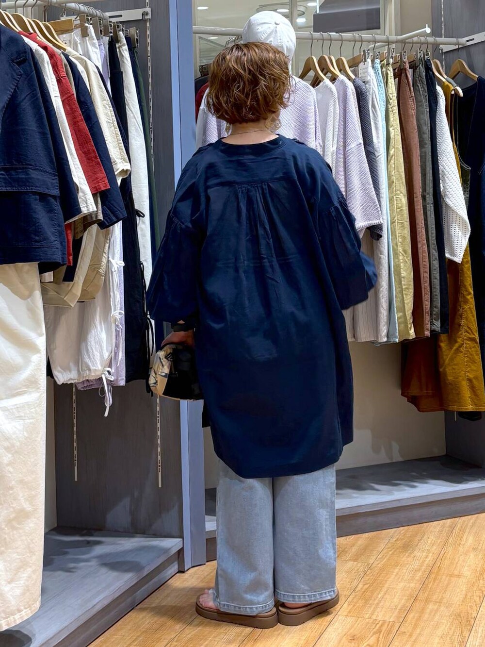 その他のサンダル、ブルー系のデニムパンツ、ベージュ系のショルダーバッグを着用したレディースの春コーディネートの5枚目の写真