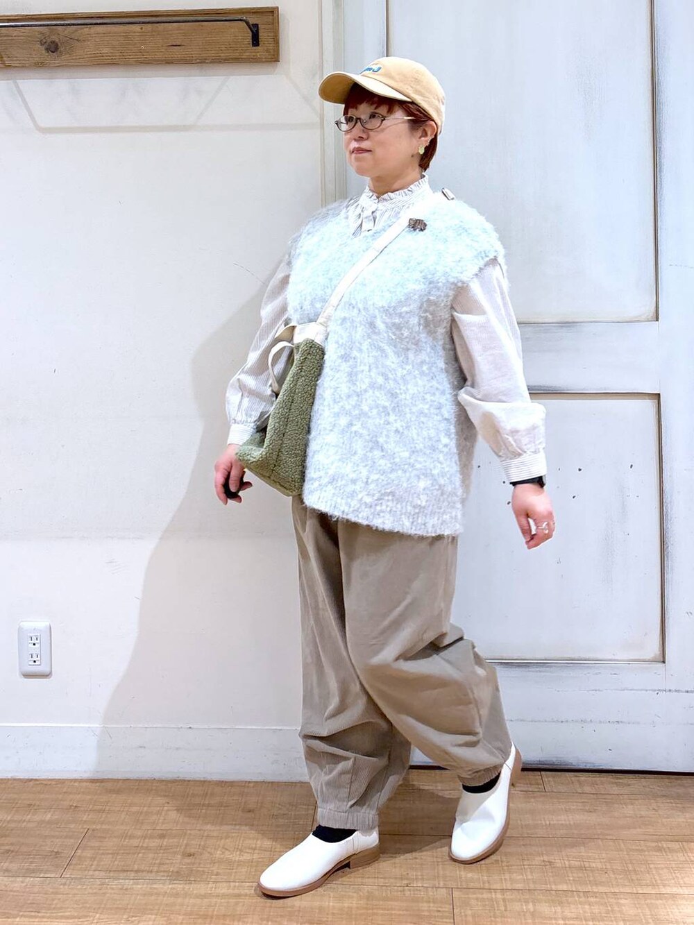 ベージュ系のシャツ/ブラウス、グレー系のその他パンツ、ベージュ系のスリッポンを着用したレディースの冬コーディネートの2枚目の写真