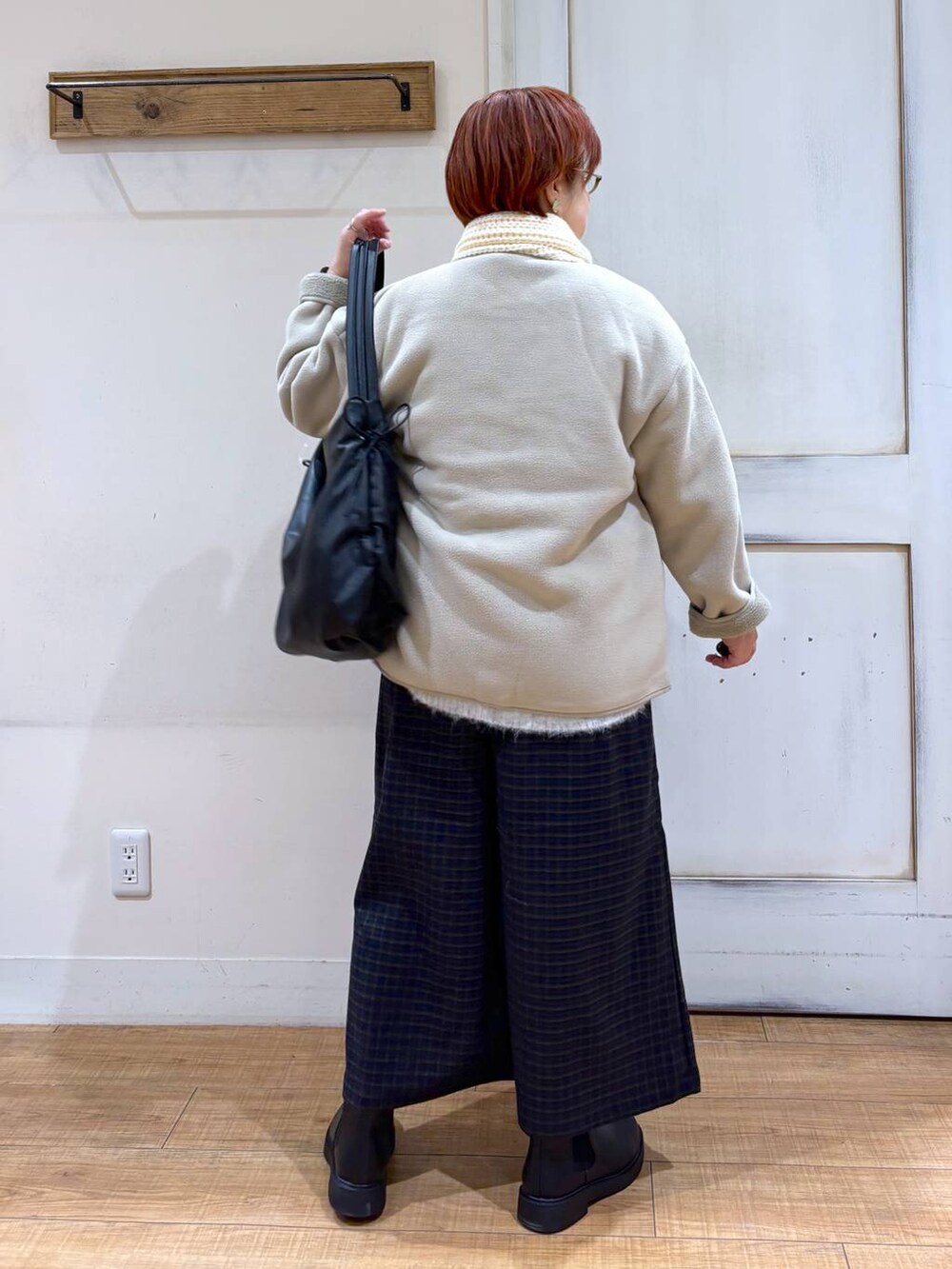 その他のその他パンツ、ブラック系のブーツ、グレー系のブルゾンを着用したレディースの冬コーディネートの4枚目の写真
