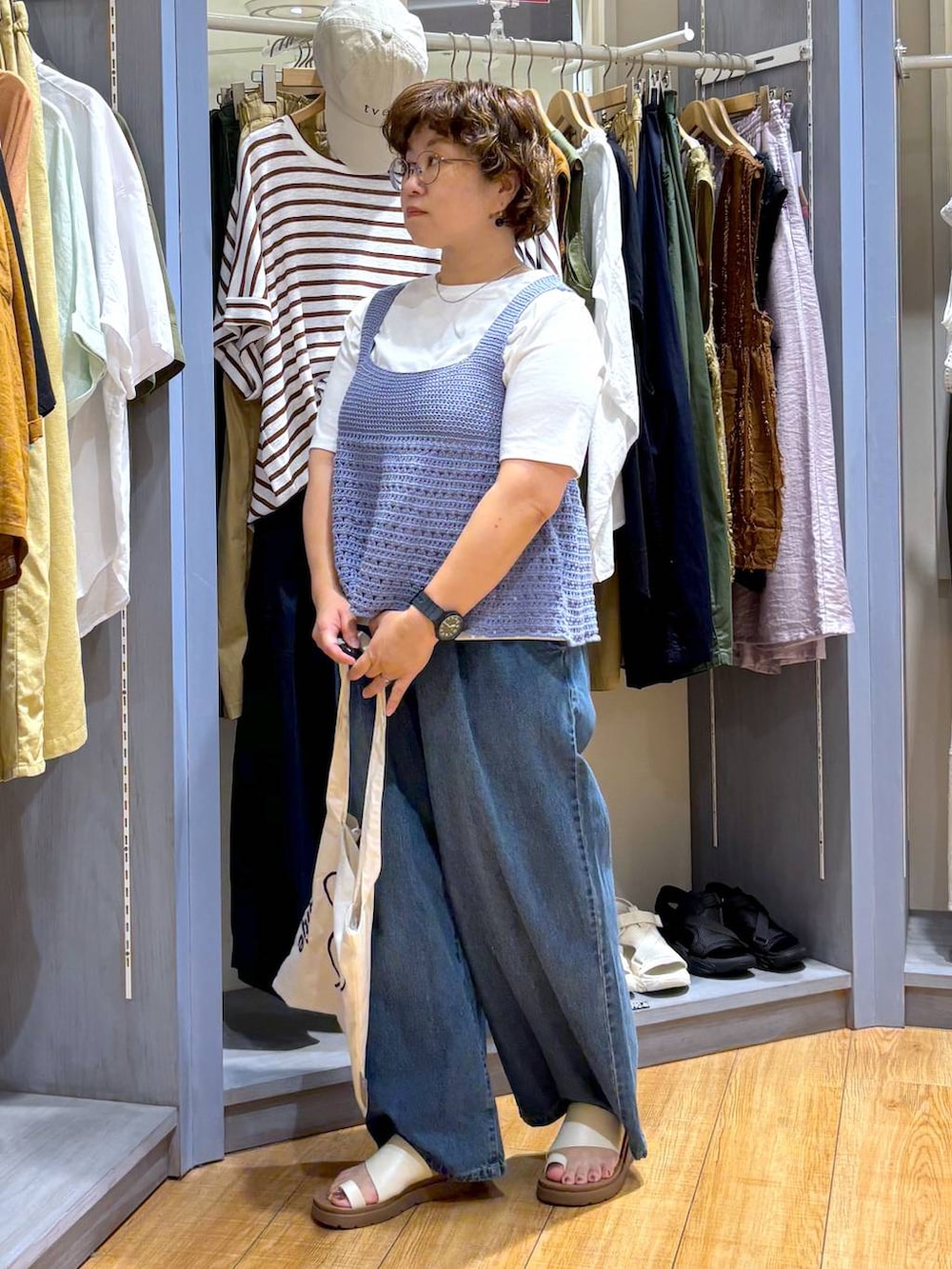 「ナチュラル、体型カバー、ゆったり、ママコーデ、楽ちんコーデ、クリップスタッフ_studio CLIP、studio CLIP、Tシャツ、ベスト、低身長、ワイドパンツ、クリップデニム_studio CLIP、デニムパンツ、リラックス、シンプルコーデ」｜「studio CLIPの軽ラクトングサンダル（サンダル、ベージュ系）」を使った、tosa0101さん（レディース・152cm）の秋コーディネートの3枚目の写真