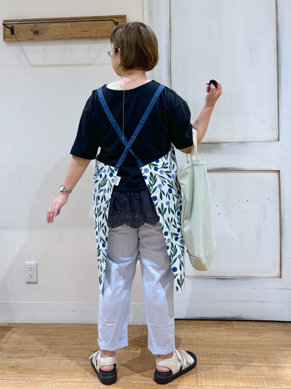 ベージュ系のサンダル、ブルー系のその他パンツ、グリーン系のショルダーバッグを着用したレディースの夏コーディネートの4枚目の写真