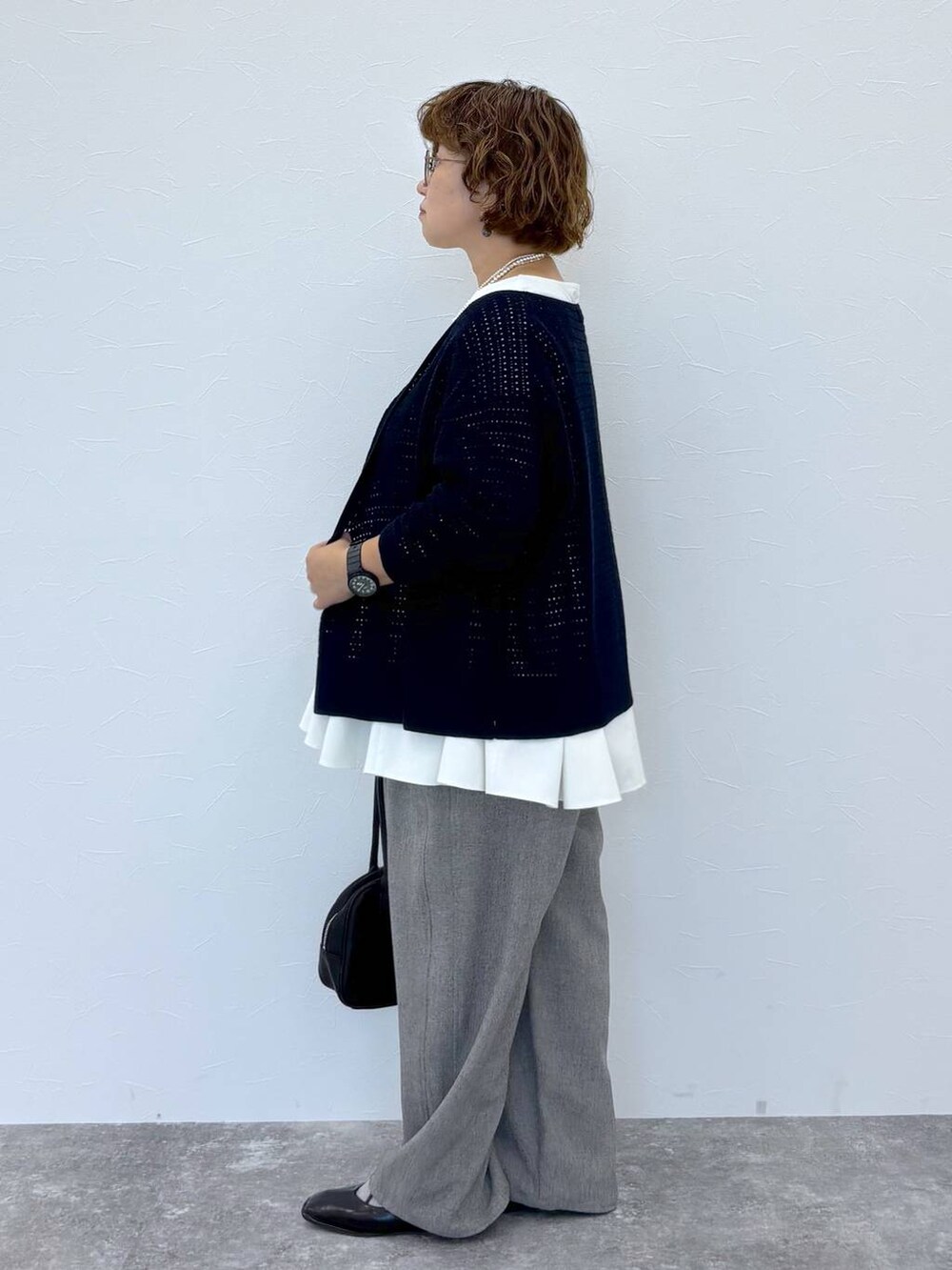 グレー系のその他パンツ、ホワイト系のシャツ/ブラウス、シルバー系のネックレスを着用したレディースの秋コーディネートの4枚目の写真