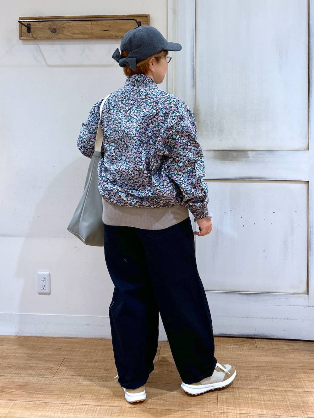 ブラウン系のニット/セーター、その他のブルゾン、ベージュ系のスニーカーを着用したレディースの秋コーディネートの4枚目の写真