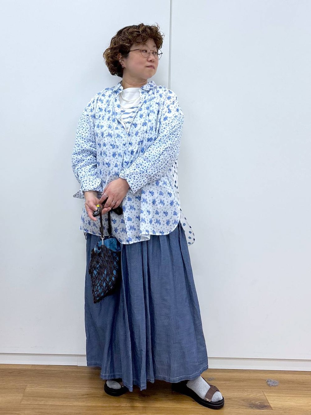 ブルー系のTシャツ/カットソー、ブラウン系のサンダル、その他のシャツ/ブラウスを着用したレディースの春コーディネートの3枚目の写真