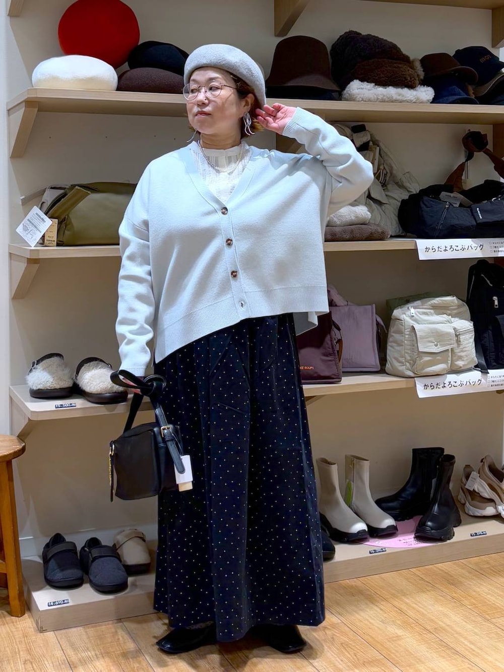 ホワイト系のシャツ/ブラウス、ブラック系のショルダーバッグ、グレー系のハンチング/ベレー帽を着用したレディースの秋コーディネートの3枚目の写真