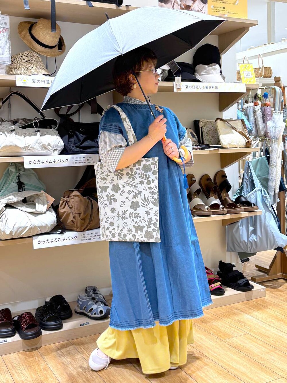 その他のシャツ/ブラウス、ベージュ系のその他シューズ、グレー系のその他パンツを着用したレディースの春コーディネートの7枚目の写真