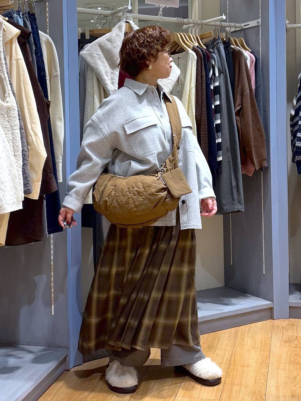 ブラウン系のショルダーバッグ、その他のサンダル、グレー系のその他アウターを着用したレディースの秋コーディネートの4枚目の写真