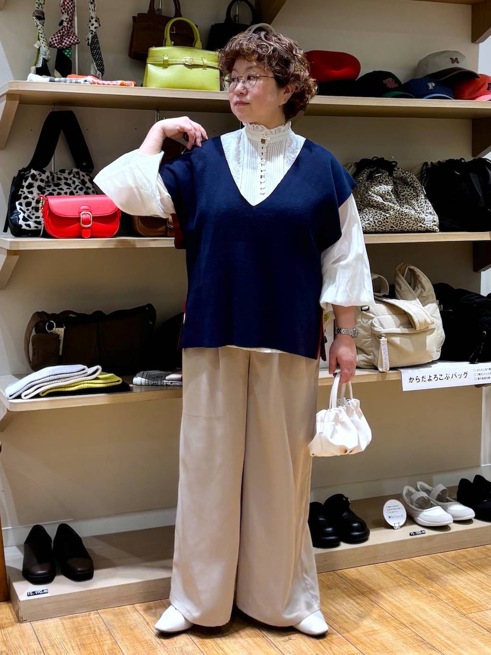 ホワイト系のシャツ/ブラウス、ベージュ系のショルダーバッグ、ベージュ系のパンプスを着用したレディースの冬コーディネートの3枚目の写真