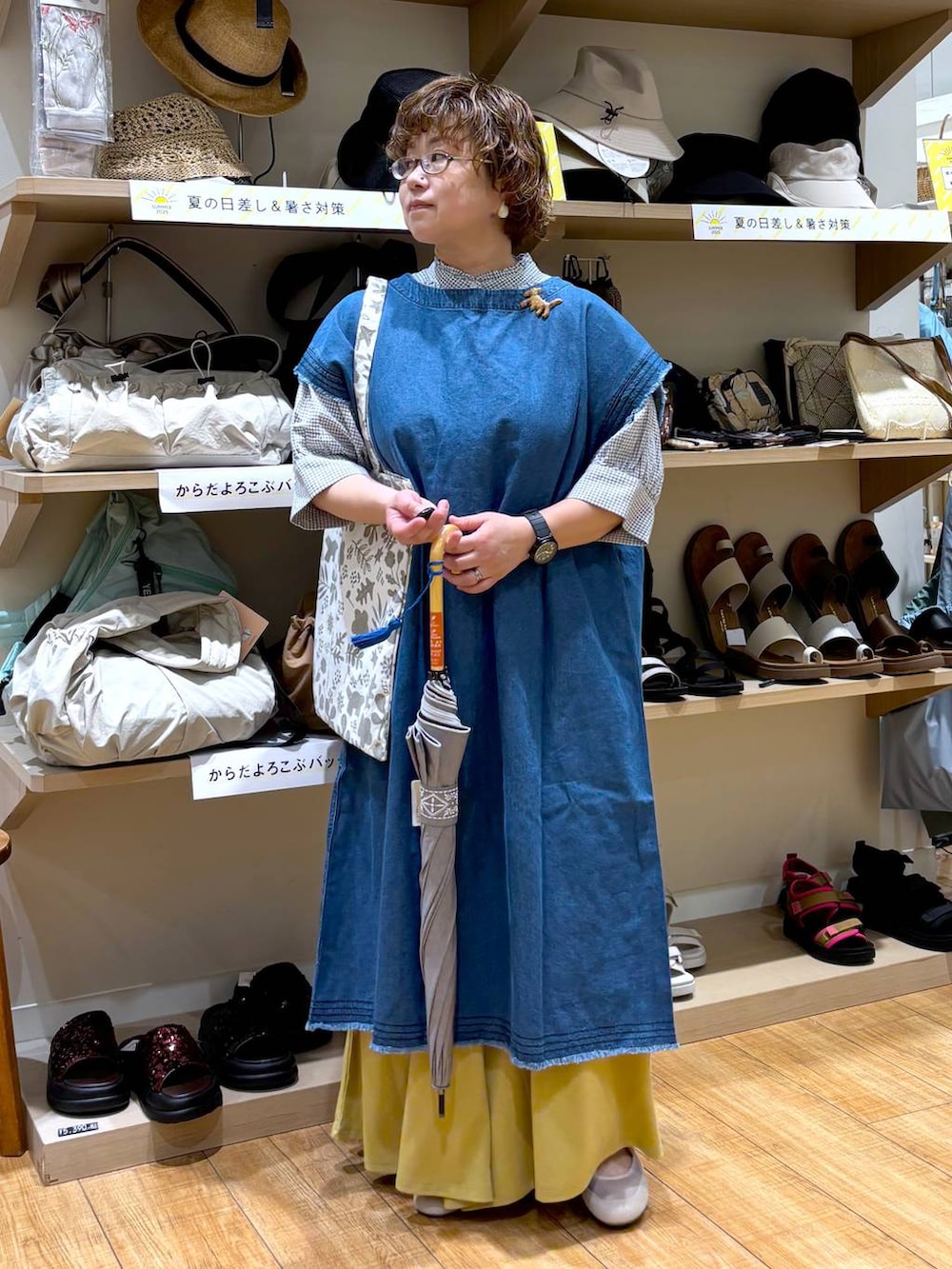 その他のシャツ/ブラウス、ベージュ系のその他シューズ、グレー系のその他パンツを着用したレディースの春コーディネートの2枚目の写真