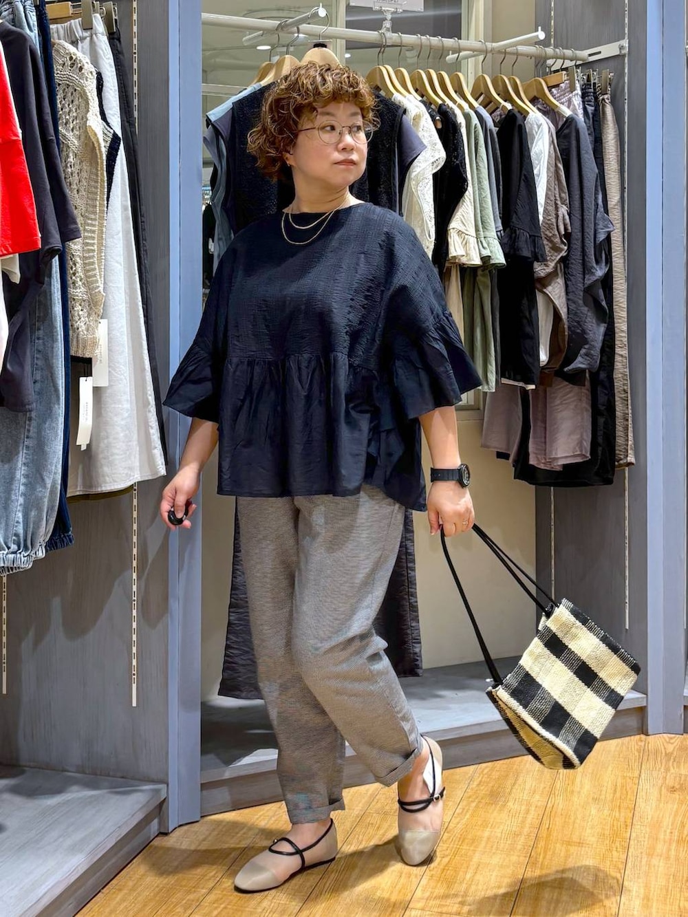 その他のその他パンツ、ブラック系のトートバッグ、ブラック系のシャツ/ブラウスを着用したレディースの夏コーディネートの4枚目の写真