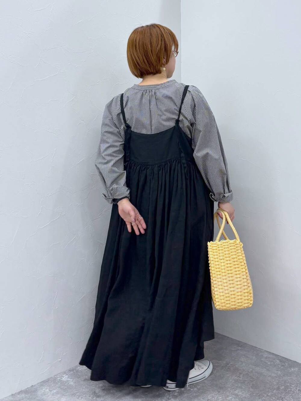 ブルー系のデニムパンツ、その他のシャツ/ブラウスを着用したレディースの春コーディネートの4枚目の写真