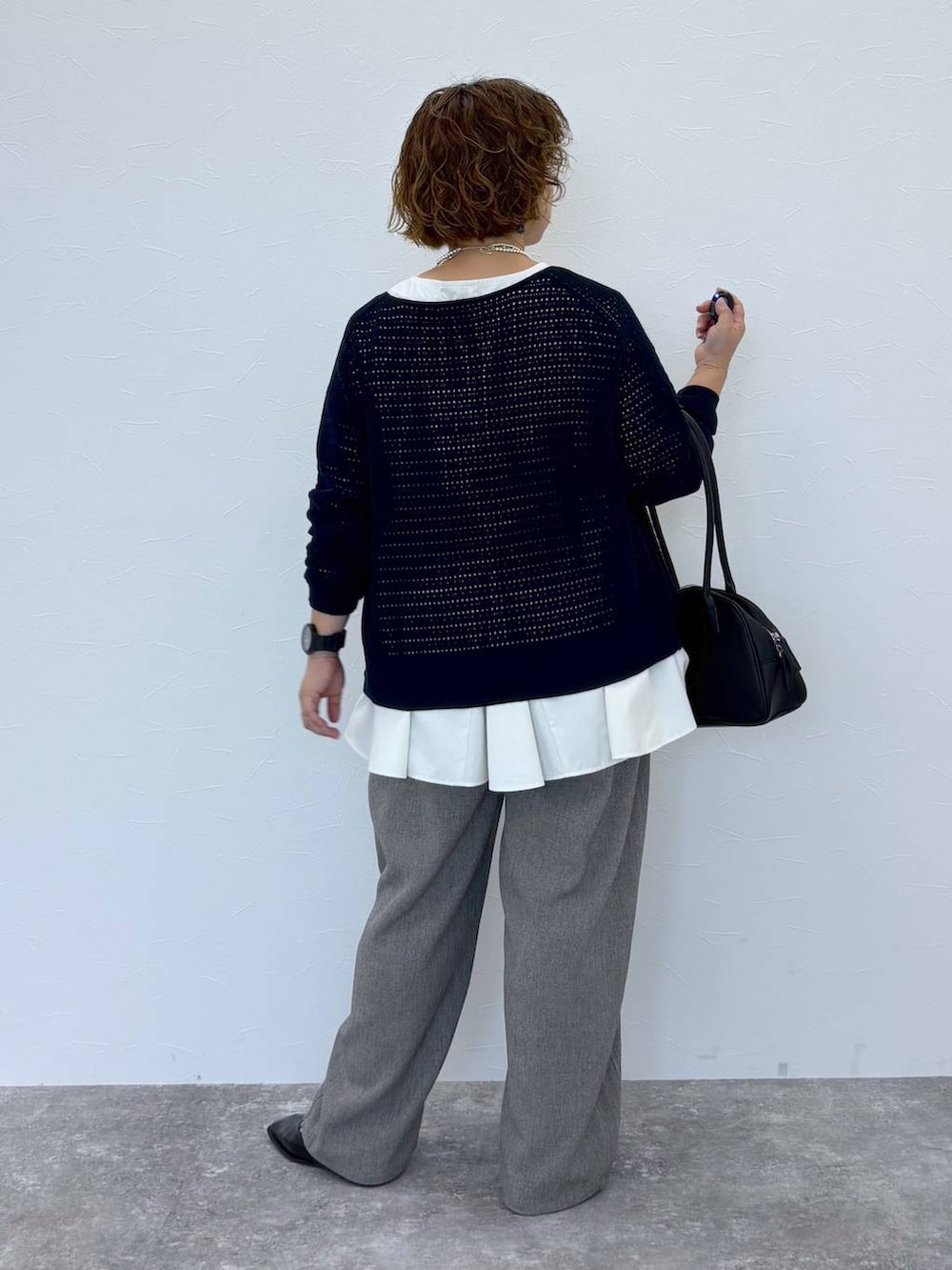 グレー系のその他パンツ、ホワイト系のシャツ/ブラウス、シルバー系のネックレスを着用したレディースの秋コーディネートの5枚目の写真