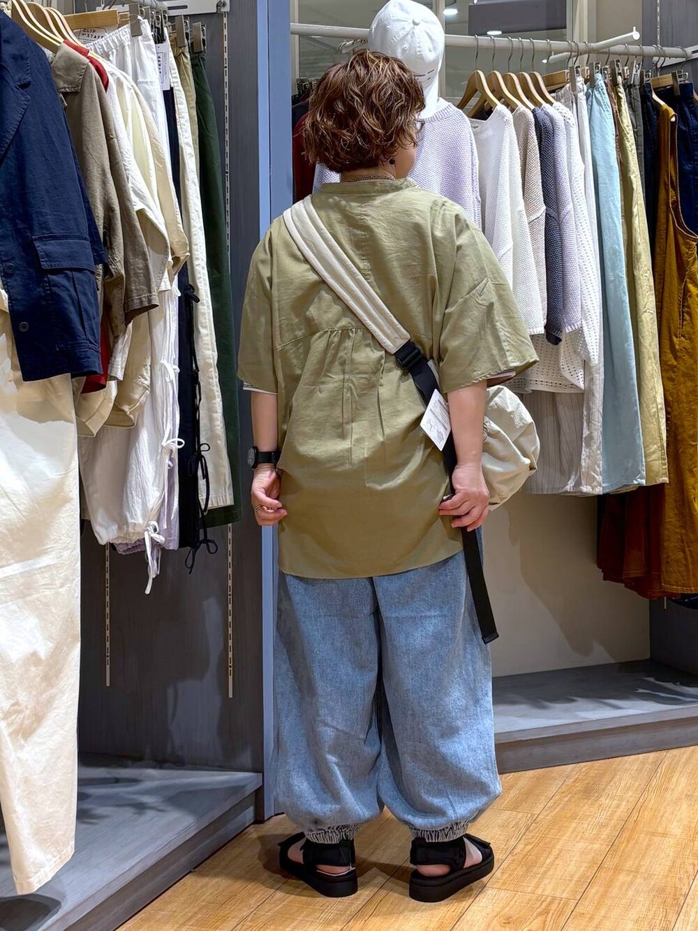 ブラック系のサンダル、ベージュ系のショルダーバッグ、その他のTシャツ/カットソーを着用したレディースの春コーディネートの6枚目の写真