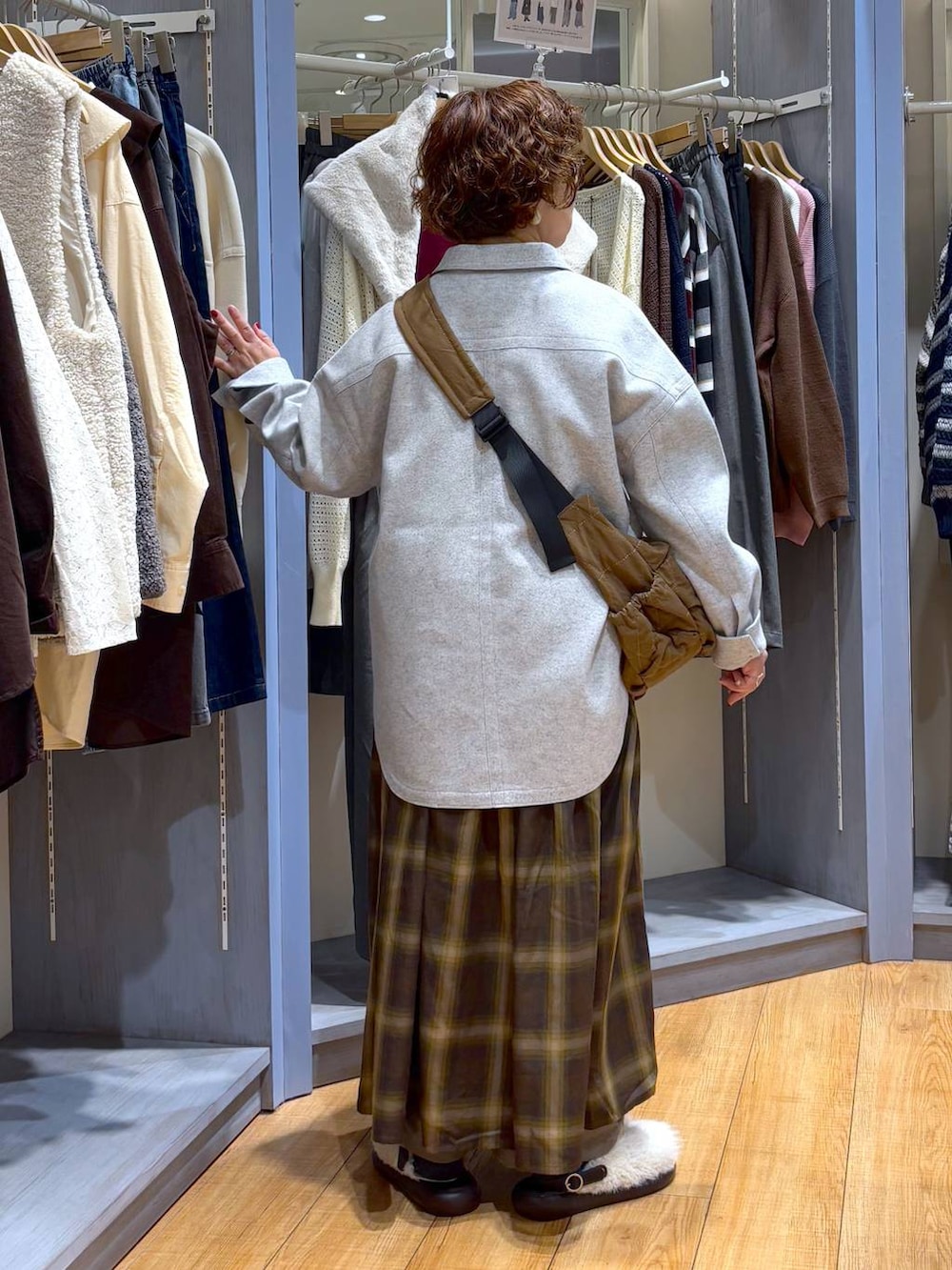 ブラウン系のショルダーバッグ、その他のサンダル、グレー系のその他アウターを着用したレディースの秋コーディネートの6枚目の写真