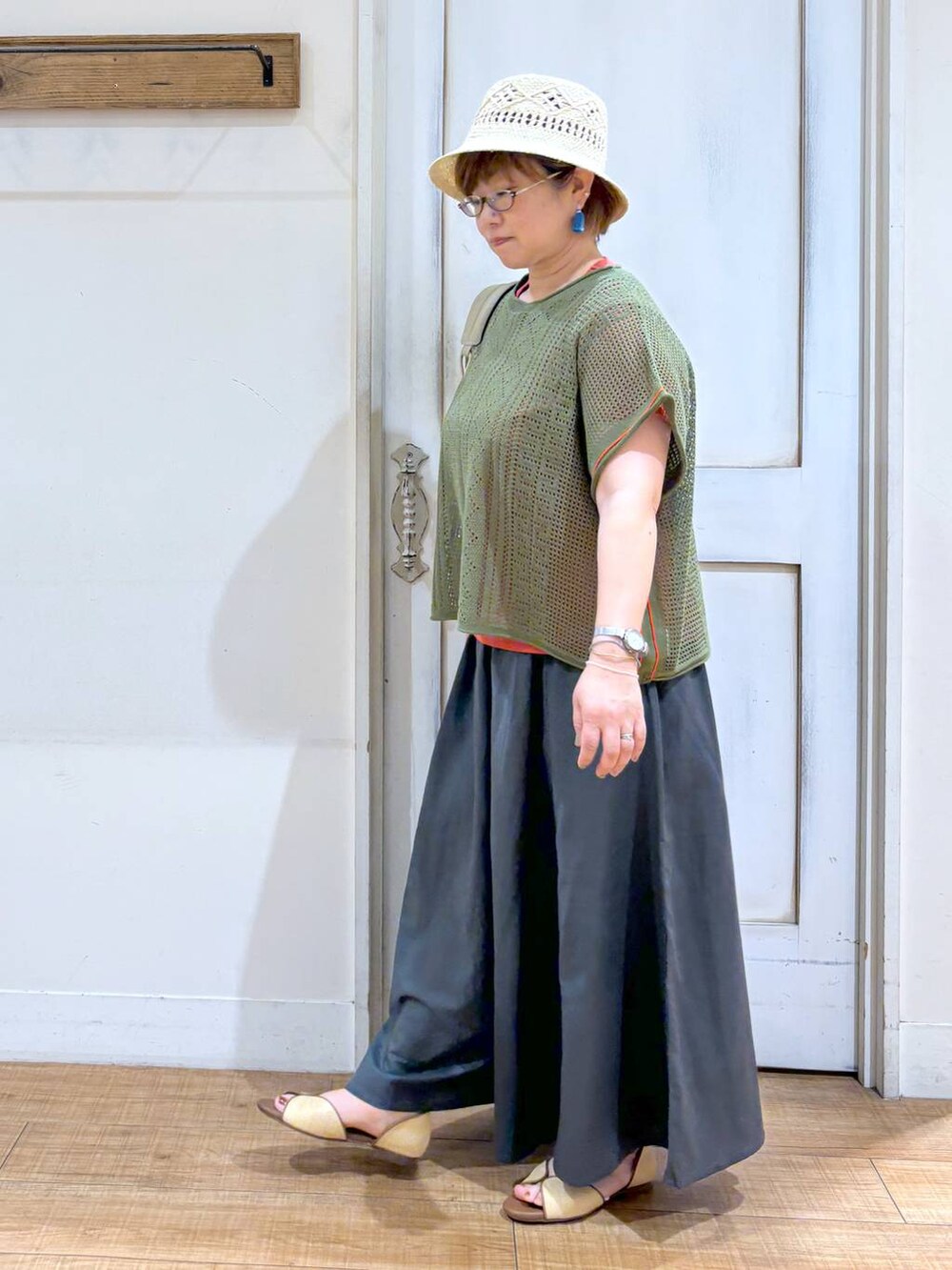 ベージュ系のサンダル、その他のその他パンツ、ベージュ系のショルダーバッグを着用したレディースの夏コーディネートの3枚目の写真