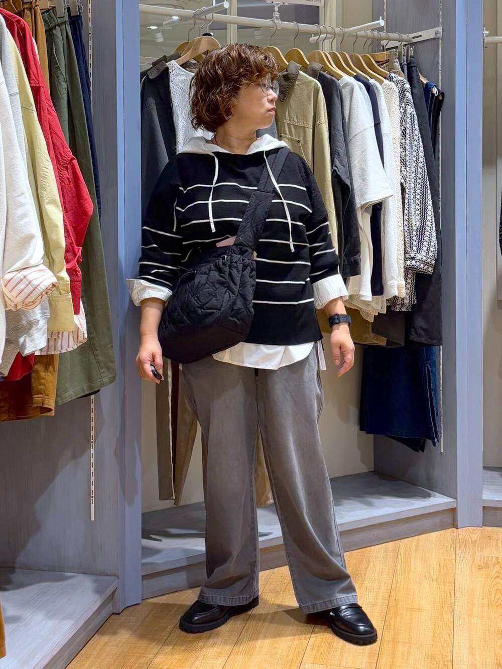 ブラック系のローファー、ブラック系のショルダーバッグ、ホワイト系のシャツ/ブラウスを着用したレディースの秋コーディネートの2枚目の写真