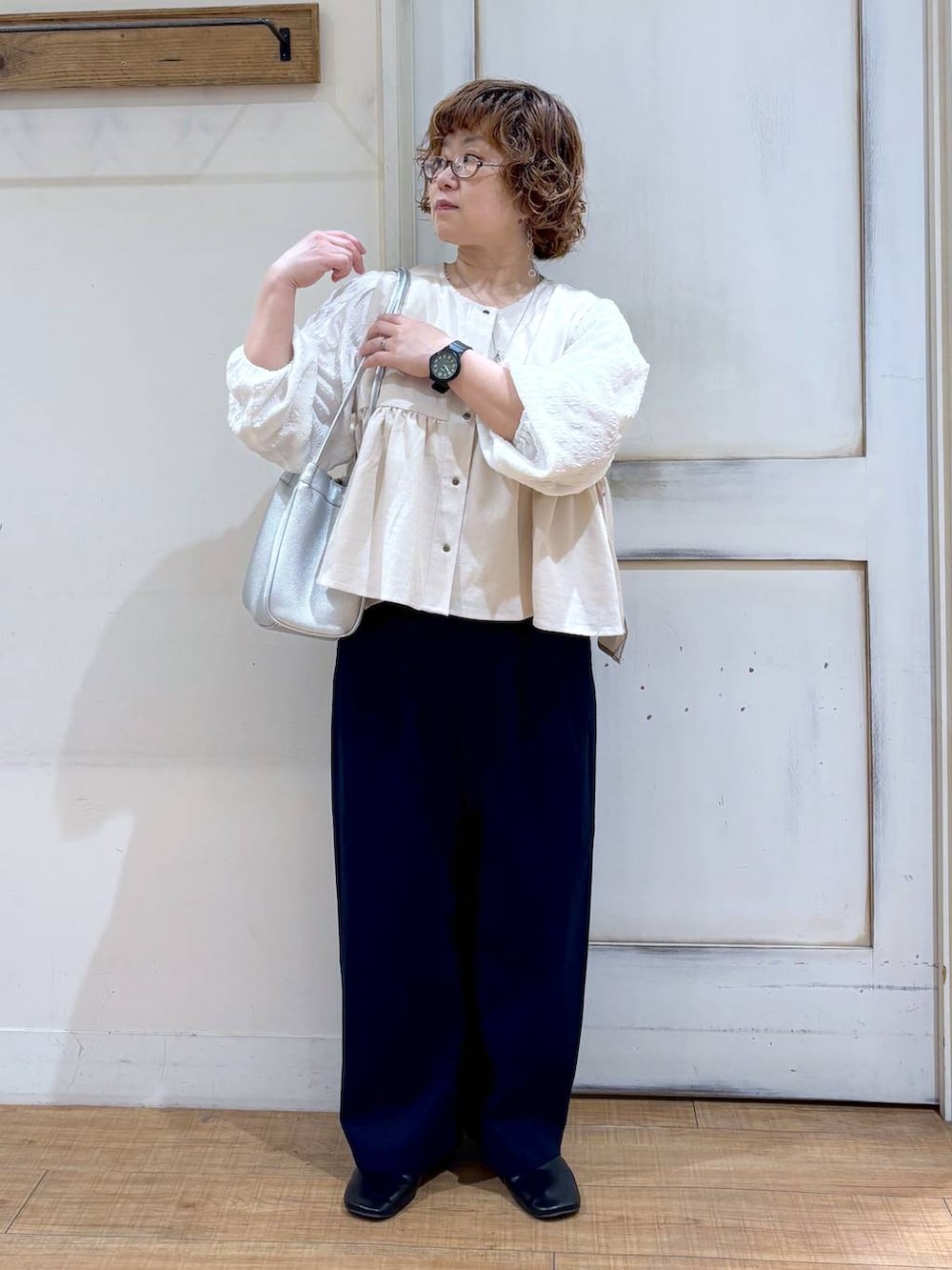 ホワイト系のシャツ/ブラウス、グレー系のその他パンツ、ブラック系のパンプスを着用したレディースの春コーディネートの2枚目の写真