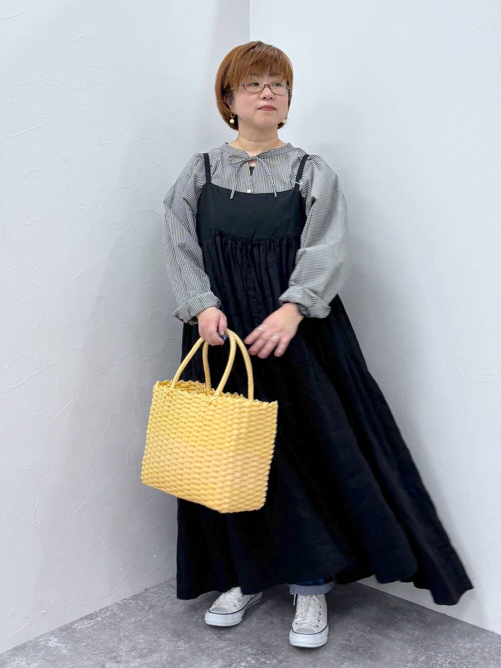 ブルー系のデニムパンツ、その他のシャツ/ブラウスを着用したレディースの春コーディネートの2枚目の写真