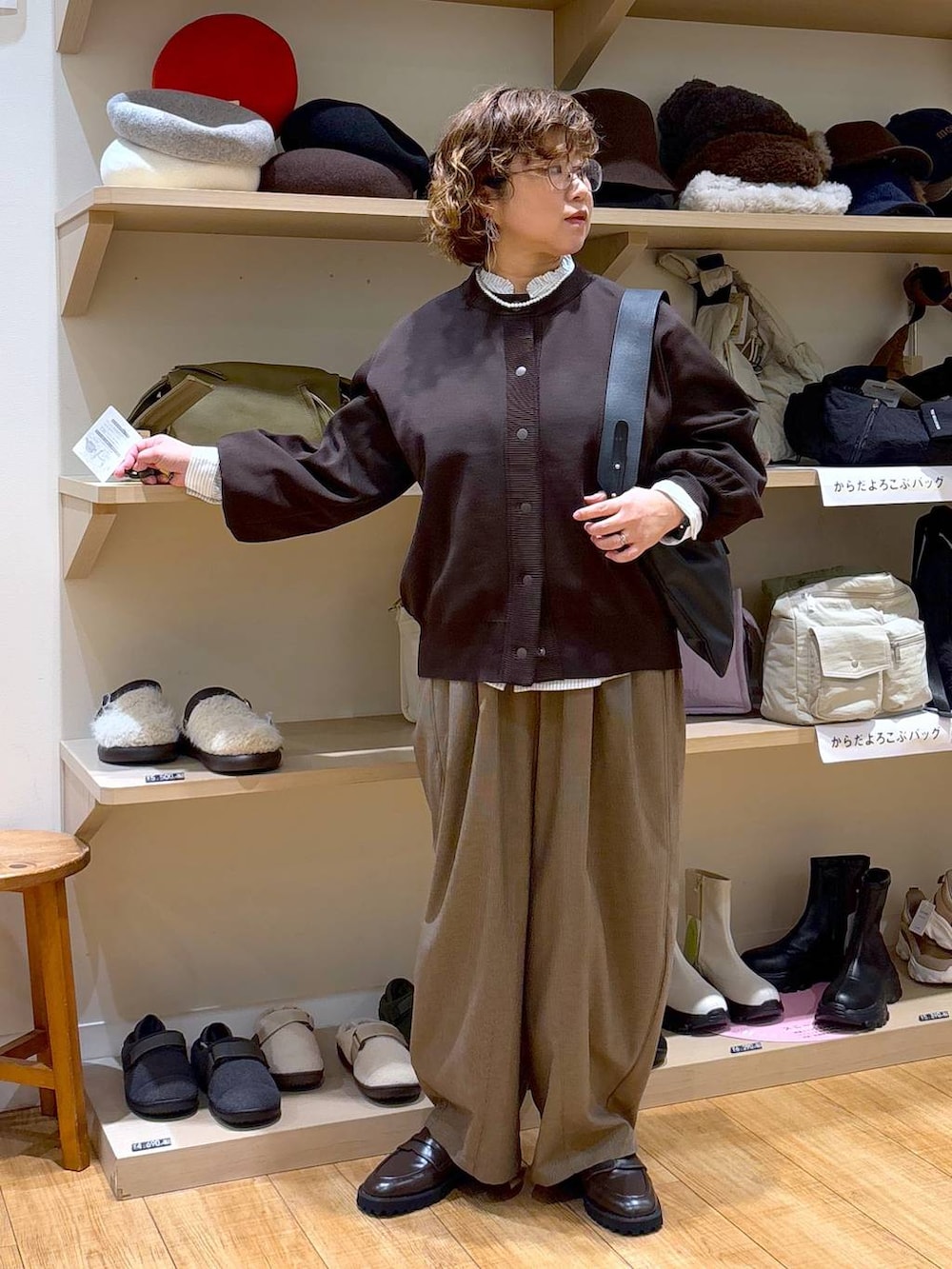 その他のその他パンツ、ブラック系のローファー、ブラック系のショルダーバッグを着用したレディースの秋コーディネートの2枚目の写真