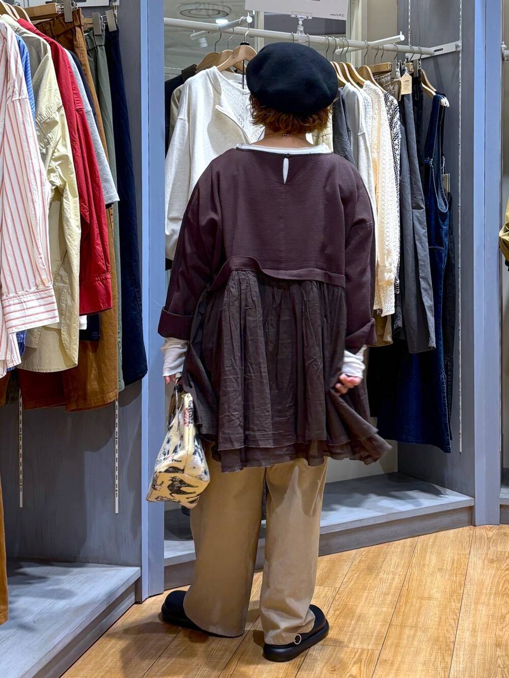 ベージュ系のその他パンツ、ホワイト系のTシャツ/カットソー、その他のハンドバッグを着用したレディースの秋コーディネートの5枚目の写真