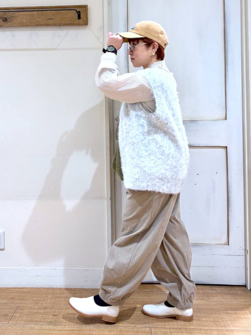 ベージュ系のシャツ/ブラウス、グレー系のその他パンツ、ベージュ系のスリッポンを着用したレディースの冬コーディネートの3枚目の写真