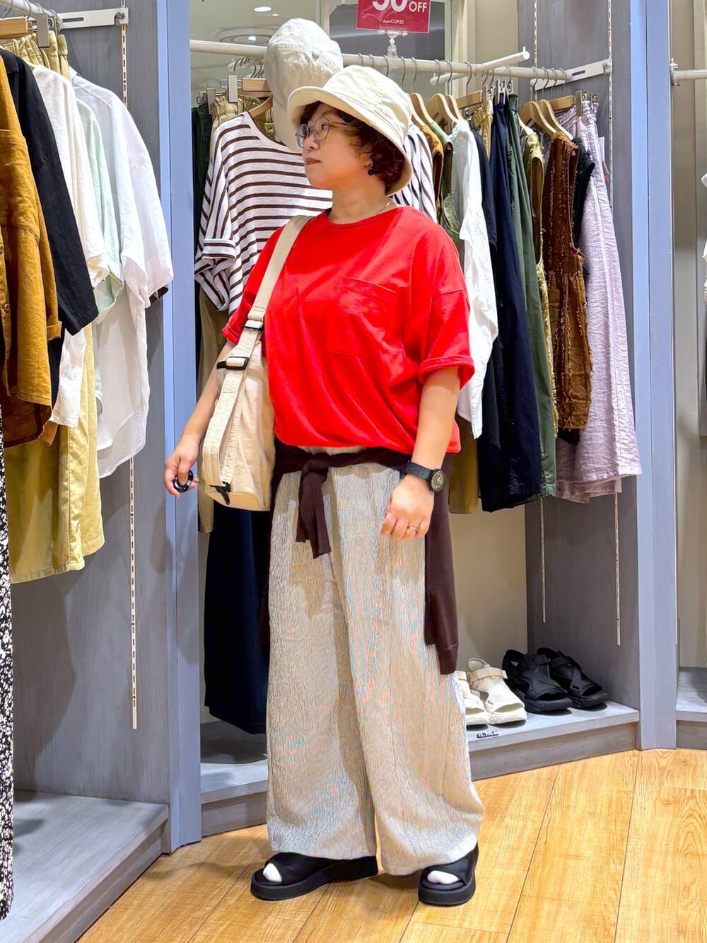 ブラック系のサンダル、レッド系のTシャツ/カットソー、その他のその他パンツを着用したレディースの夏コーディネートの3枚目の写真