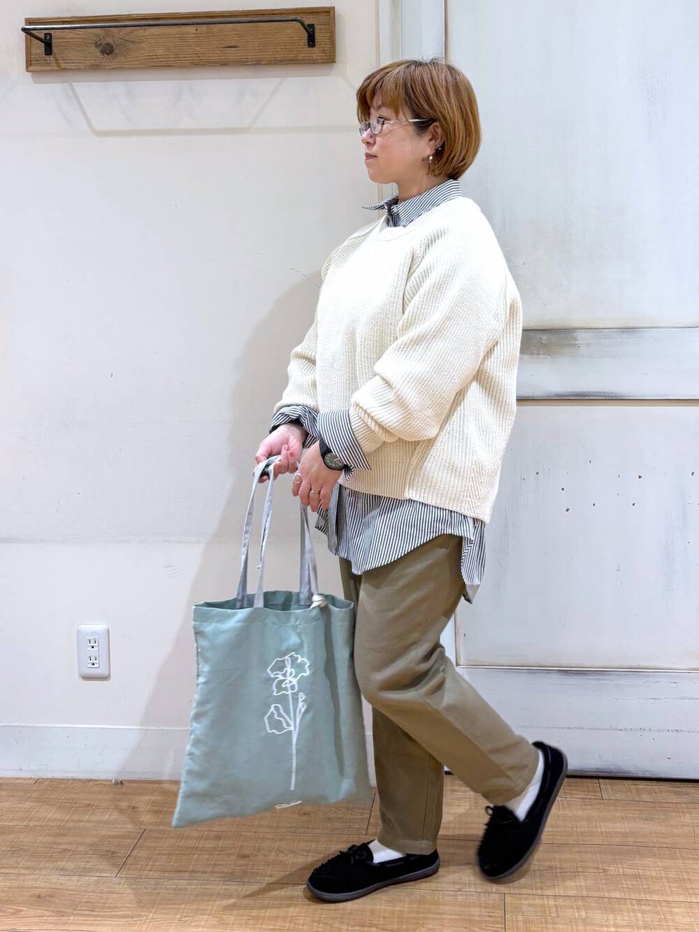 「低身長、着痩せ・細見え、テーパードパンツ、ナチュラル、体型カバー、ゆったり、ママコーデ、楽ちんコーデ、クリップスタッフ_studio CLIP、studio CLIP、カジュアル、ニット、冬コーデ、トートバッグ」｜「studio CLIPのイージーあったかテーパードパンツ[プチ・プラスサイズあり]（その他パンツ、ブラウン系）」を使った、tosa0101さん（レディース・152cm）の冬コーディネートの2枚目の写真