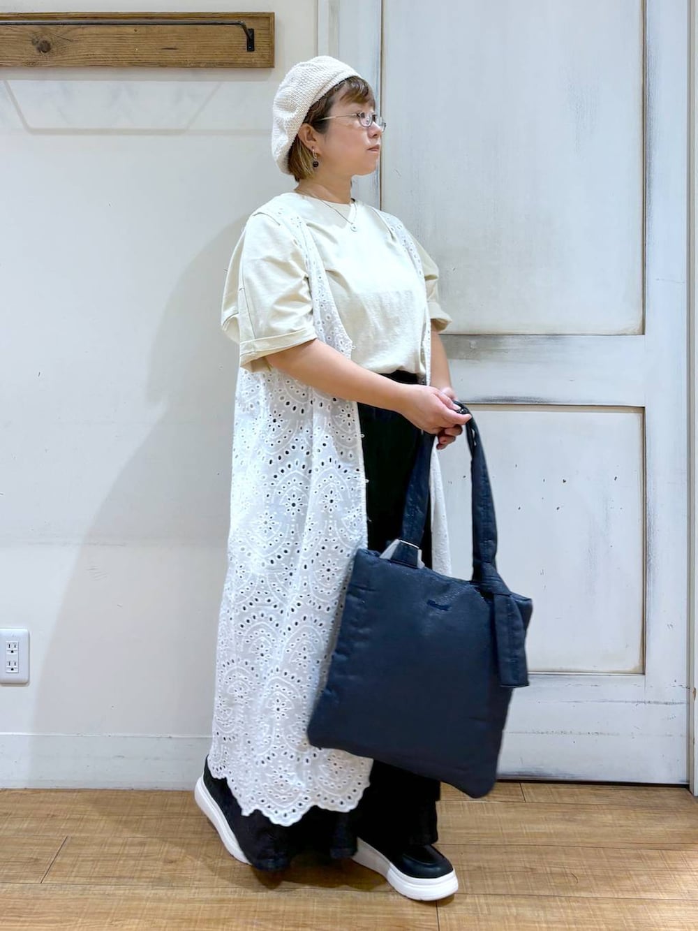 ブラック系のデニムパンツ、ブラック系のスリッポン、ベージュ系のTシャツ/カットソーを着用したレディースの秋コーディネートの3枚目の写真