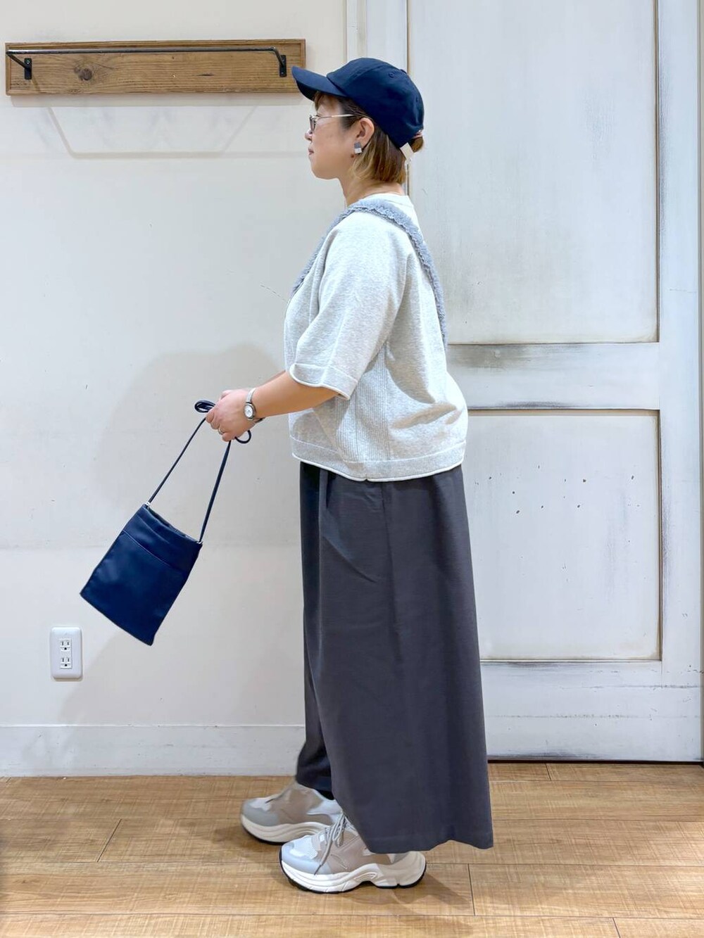 「studio CLIP、ナチュラル、体型カバー、ゆったり、ママコーデ、楽ちんコーデ、クリップスタッフ_studio CLIP、カジュアル、みんなのリクエストパンツ_studioCLIP、ワイドパンツ、低身長、Over40スタッフ、休日コーデ、シンプルコーデ、スニーカー」｜「studio CLIPの【みんなのリクエストパンツ】TRイージースカーチョ[プチ・プラスサイズあり]（その他パンツ、その他）」を使った、tosa0101さん（レディース・152cm）の秋コーディネートの3枚目の写真