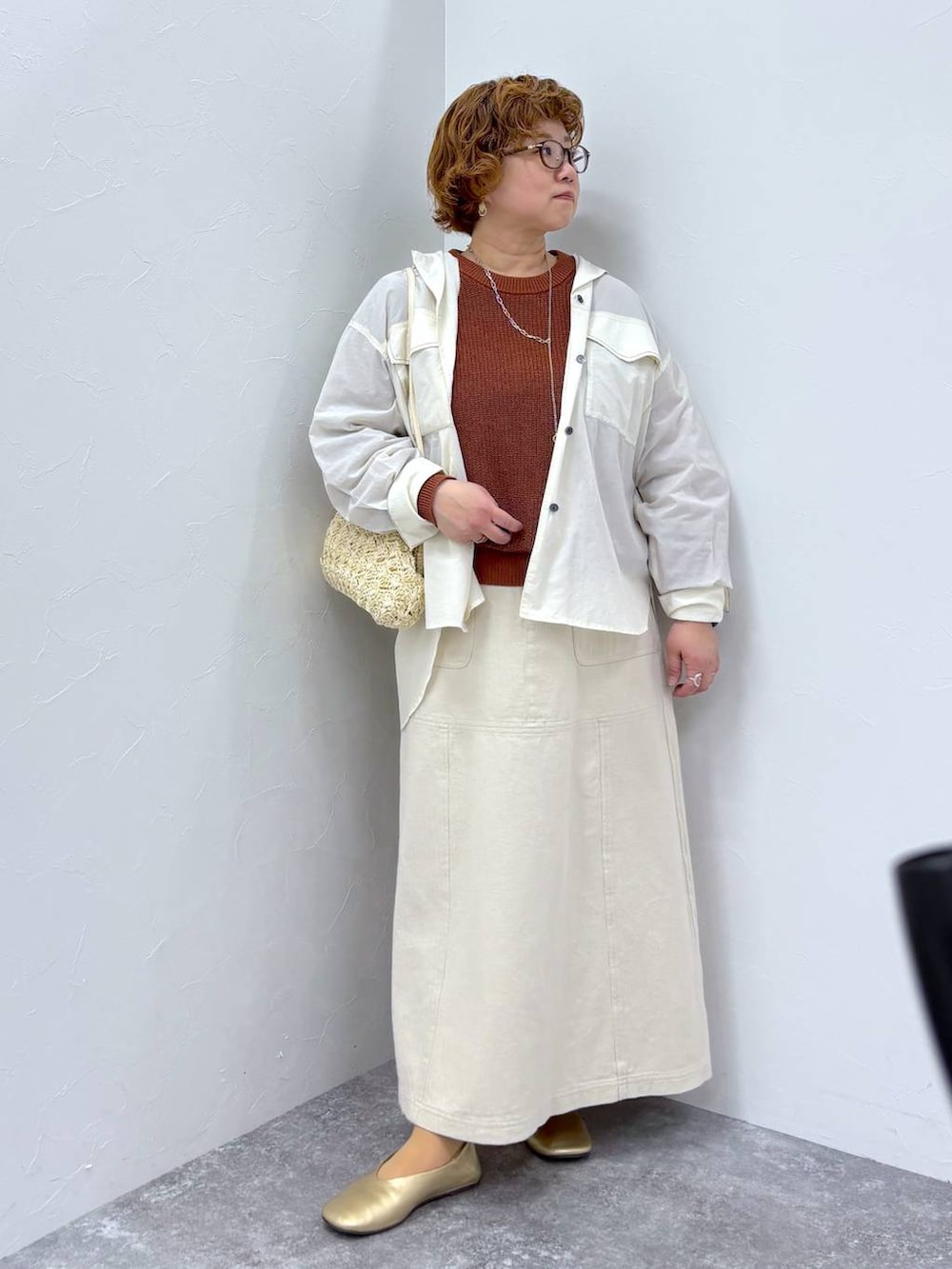 その他のパンプス、ブラウン系のニット/セーター、ベージュ系のスカートを着用したレディースの春コーディネートの2枚目の写真