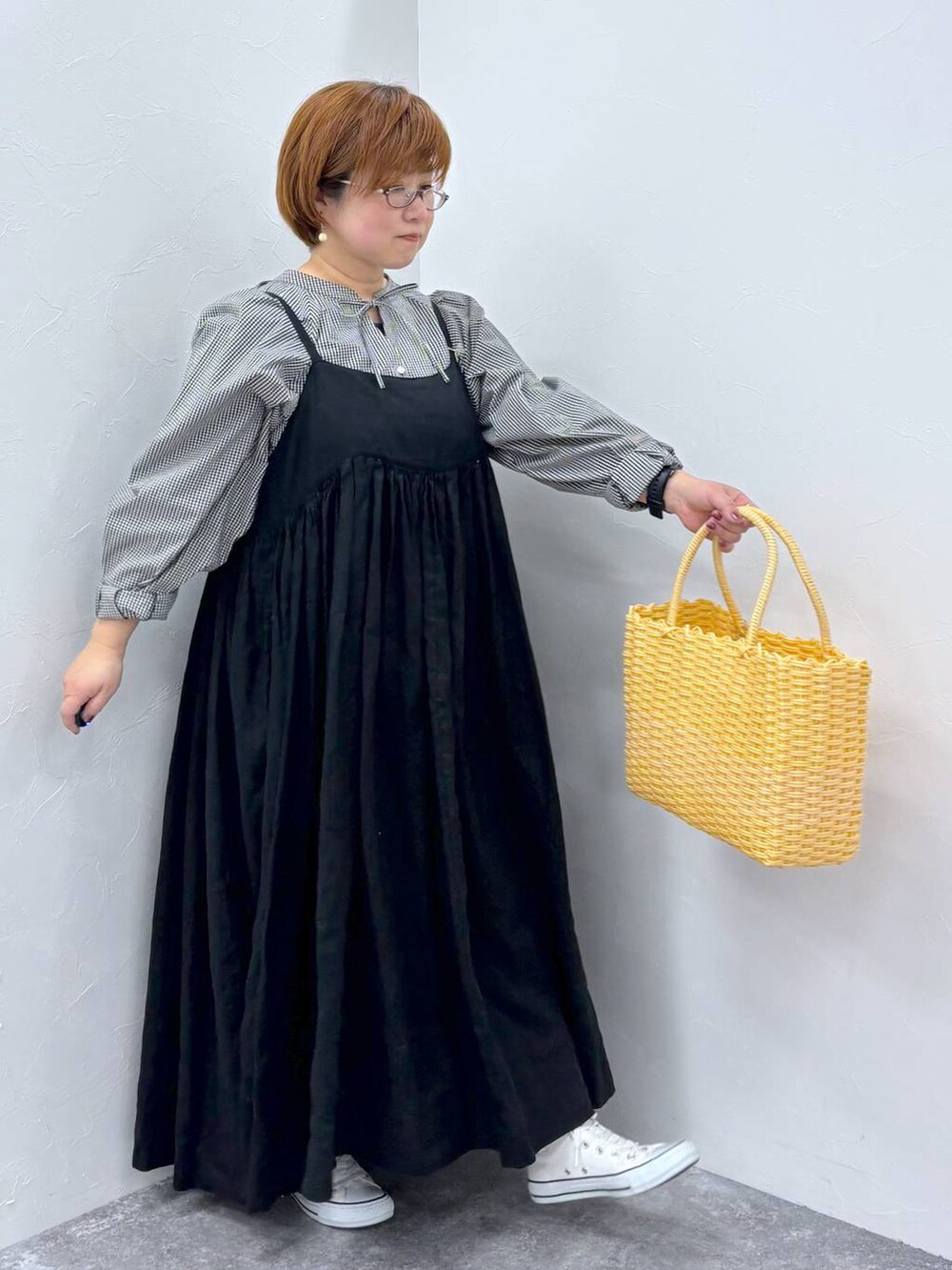 ブルー系のデニムパンツ、その他のシャツ/ブラウスを着用したレディースの春コーディネートの3枚目の写真