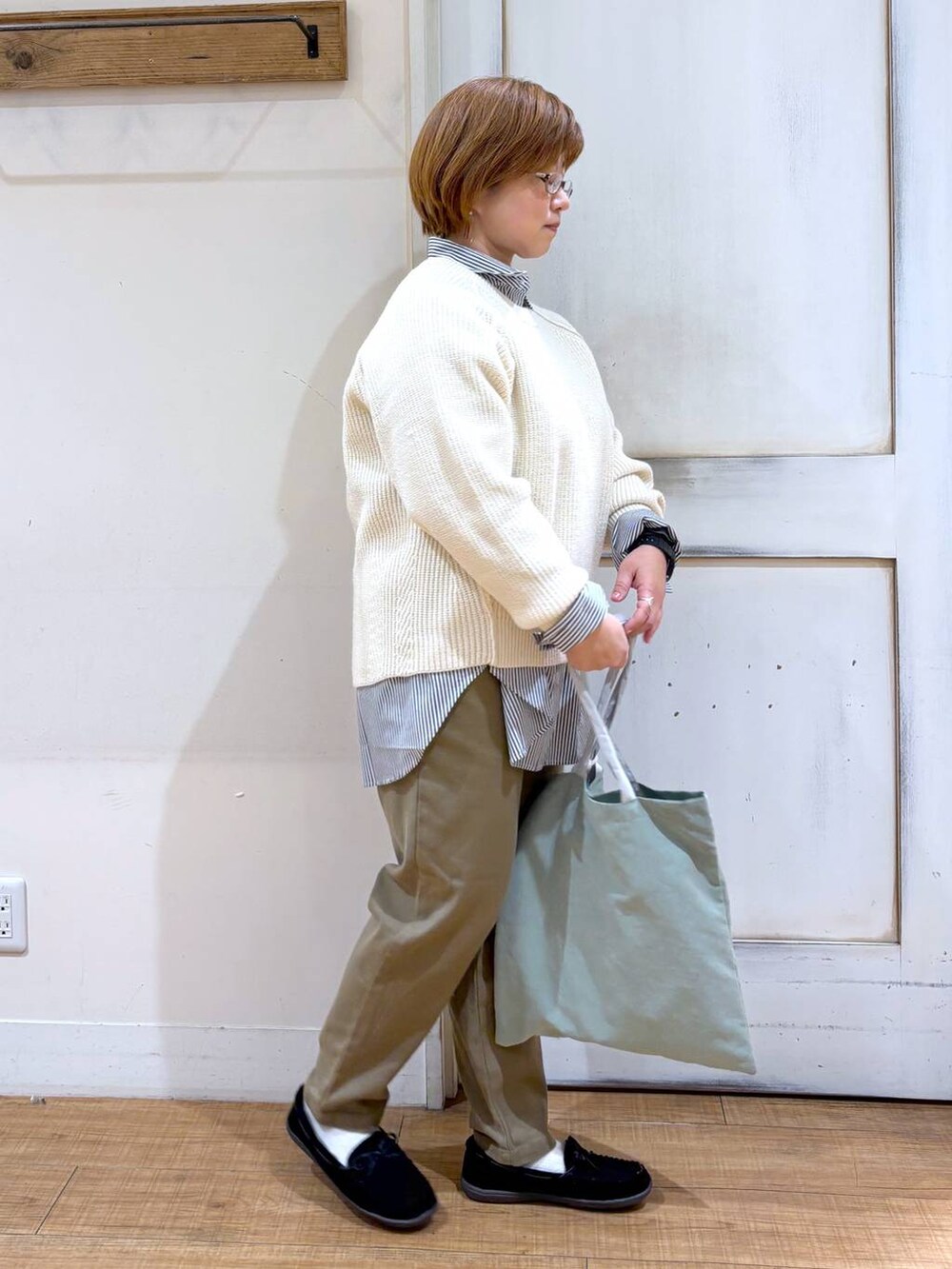 「低身長、着痩せ・細見え、テーパードパンツ、ナチュラル、体型カバー、ゆったり、ママコーデ、楽ちんコーデ、クリップスタッフ_studio CLIP、studio CLIP、カジュアル、ニット、冬コーデ、トートバッグ」｜「studio CLIPのイージーあったかテーパードパンツ[プチ・プラスサイズあり]（その他パンツ、ブラウン系）」を使った、tosa0101さん（レディース・152cm）の冬コーディネートの3枚目の写真