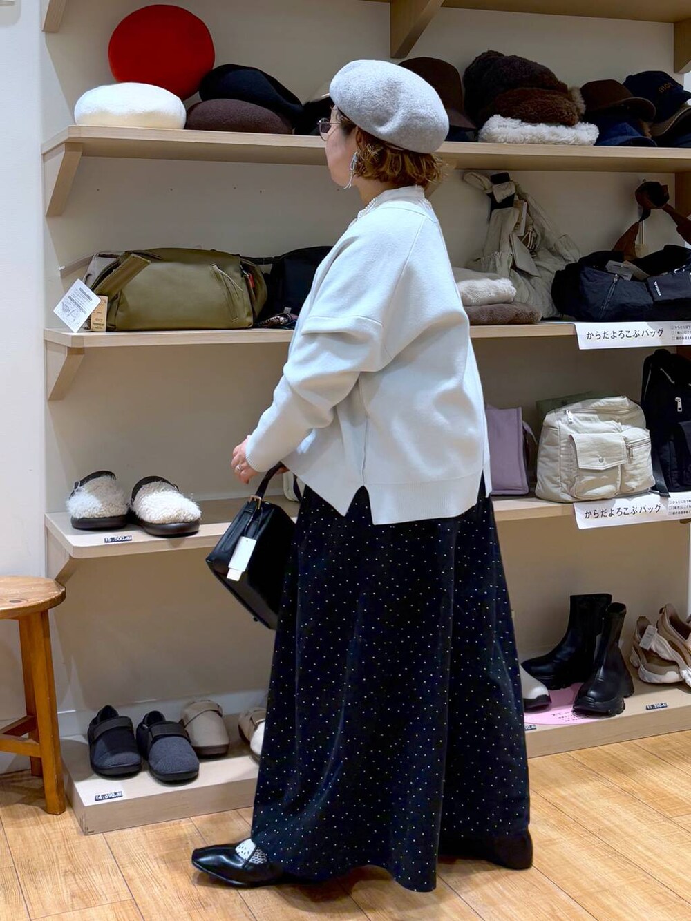 ホワイト系のシャツ/ブラウス、ブラック系のショルダーバッグ、グレー系のハンチング/ベレー帽を着用したレディースの秋コーディネートの5枚目の写真