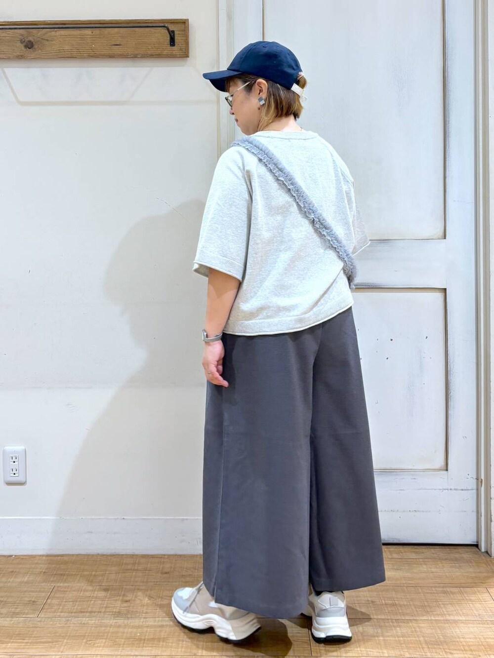 「studio CLIP、ナチュラル、体型カバー、ゆったり、ママコーデ、楽ちんコーデ、クリップスタッフ_studio CLIP、カジュアル、みんなのリクエストパンツ_studioCLIP、ワイドパンツ、低身長、Over40スタッフ、休日コーデ、シンプルコーデ、スニーカー」｜「studio CLIPの【みんなのリクエストパンツ】TRイージースカーチョ[プチ・プラスサイズあり]（その他パンツ、その他）」を使った、tosa0101さん（レディース・152cm）の秋コーディネートの4枚目の写真