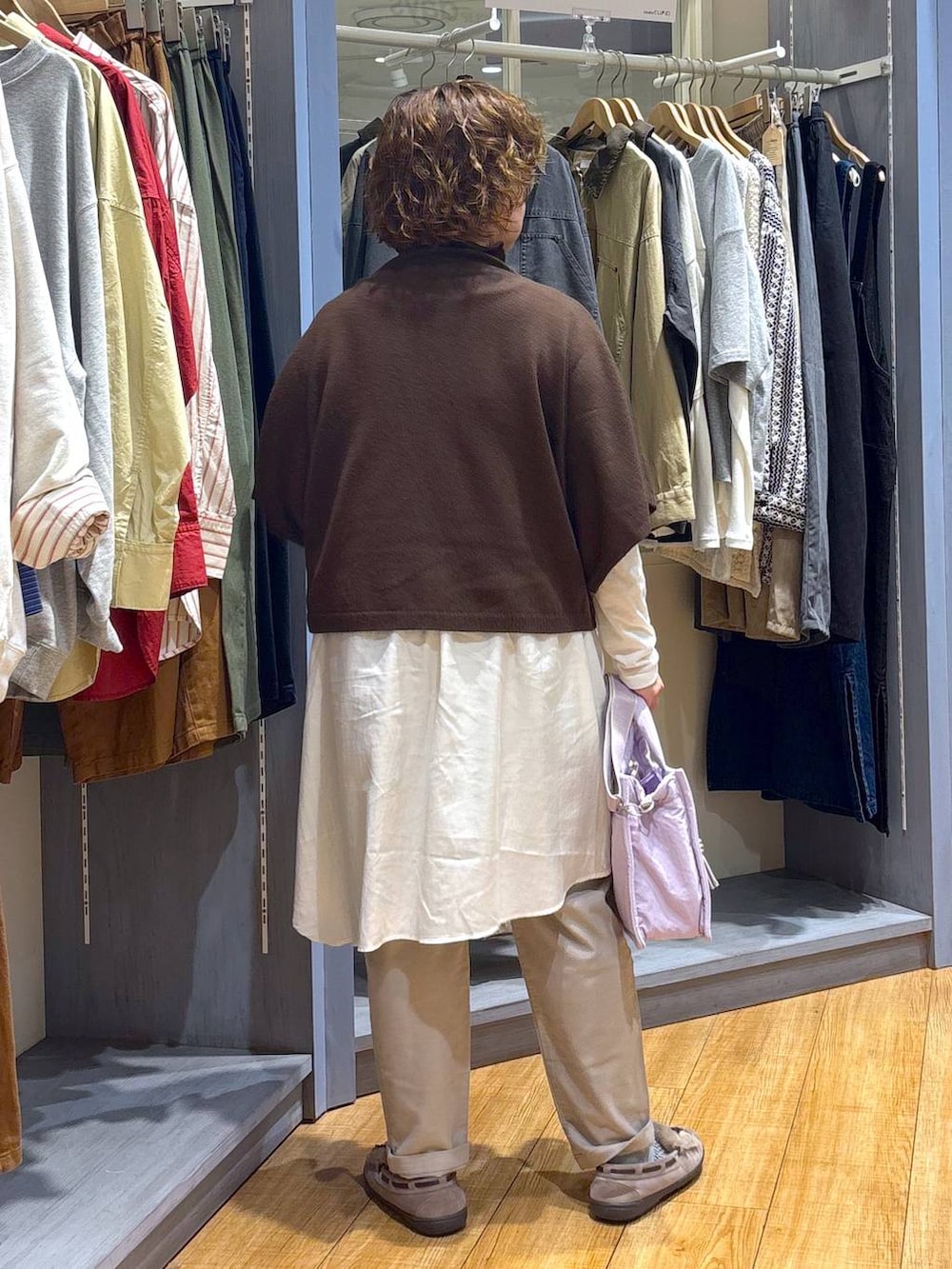 グレー系のモカシン/デッキシューズ、ブラウン系のベスト、ベージュ系のチュニックを着用したレディースの秋コーディネートの6枚目の写真