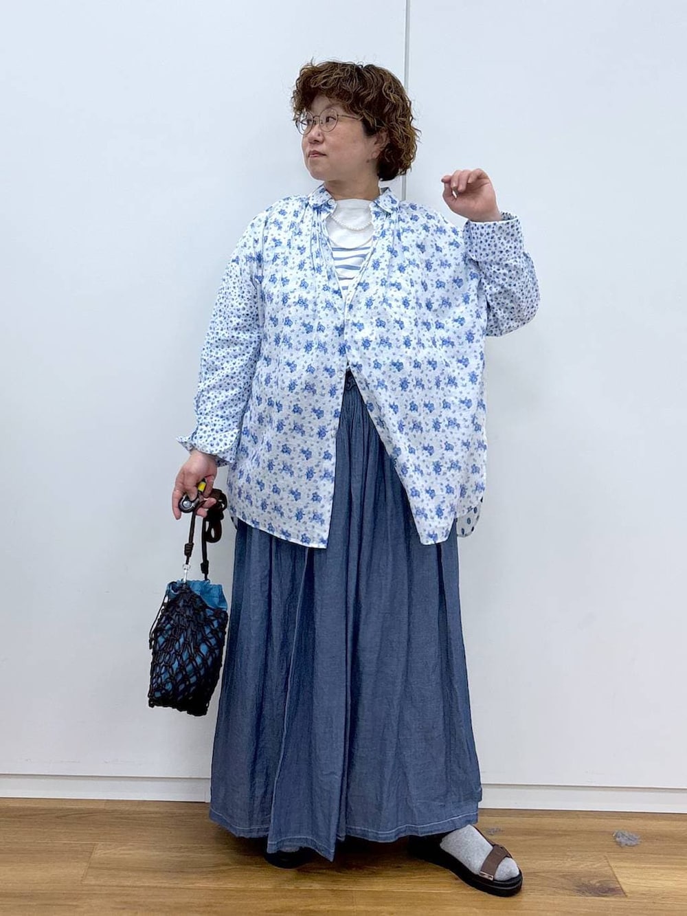 ブルー系のTシャツ/カットソー、ブラウン系のサンダル、その他のシャツ/ブラウスを着用したレディースの春コーディネートの2枚目の写真