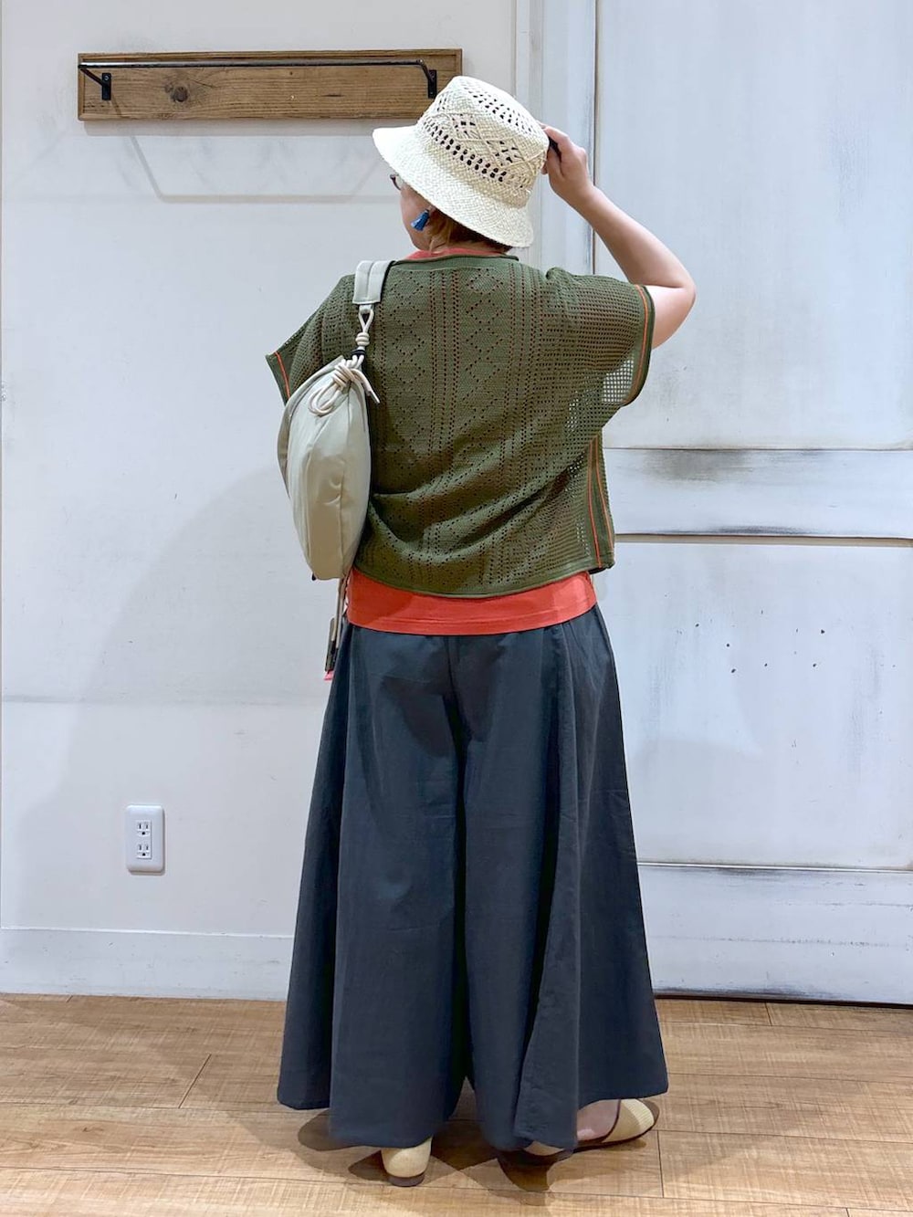 ベージュ系のサンダル、その他のその他パンツ、ベージュ系のショルダーバッグを着用したレディースの夏コーディネートの4枚目の写真