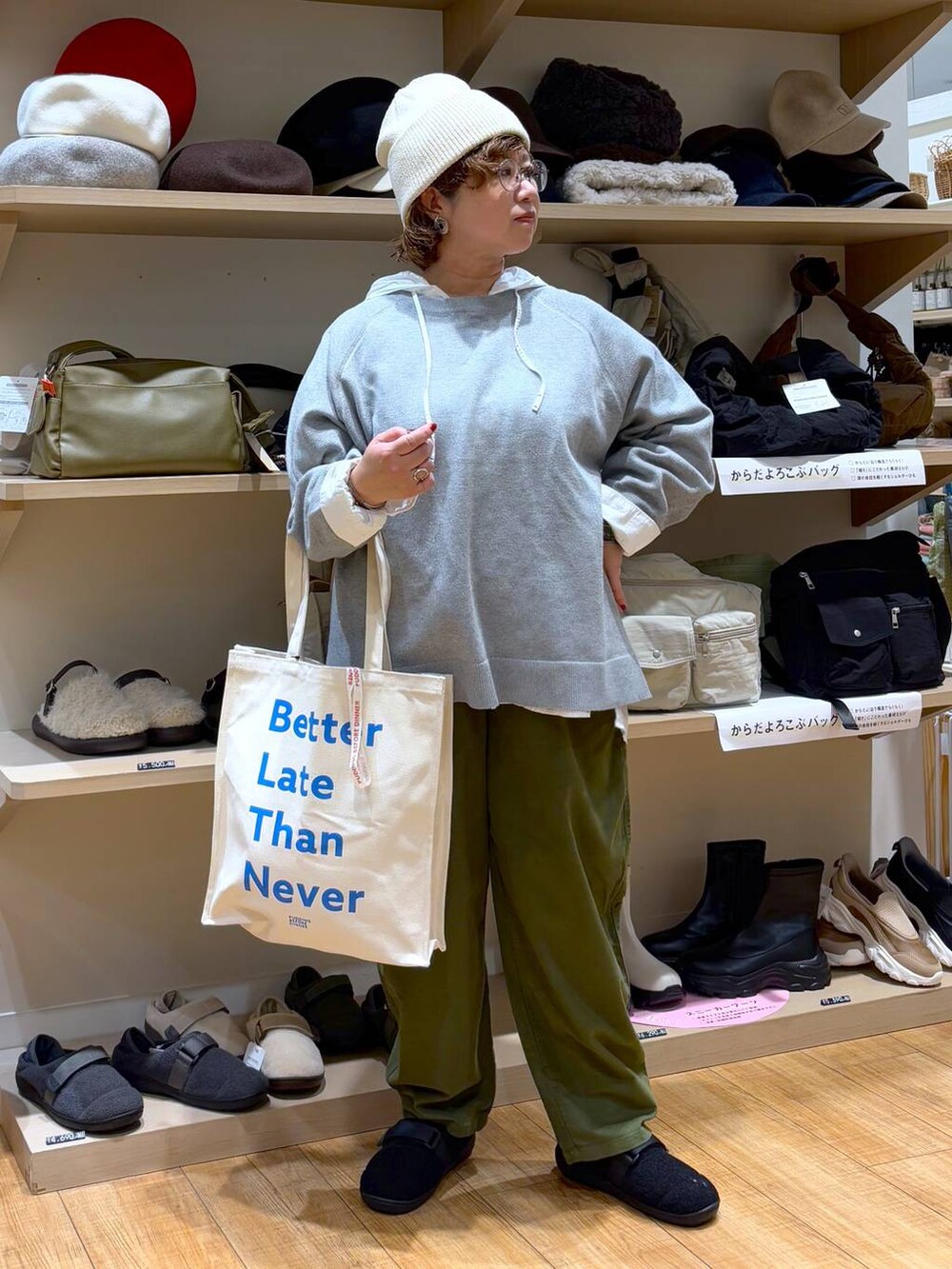 グリーン系のその他パンツ、ホワイト系のシャツ/ブラウス、その他のトートバッグを着用したレディースの秋コーディネートの2枚目の写真