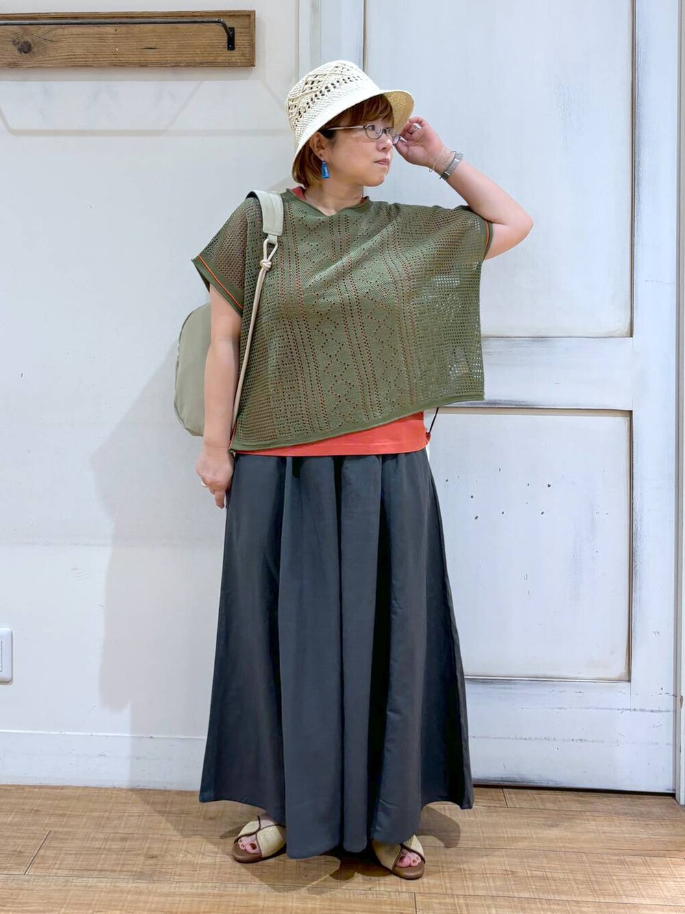 ベージュ系のサンダル、その他のその他パンツ、ベージュ系のショルダーバッグを着用したレディースの夏コーディネートの2枚目の写真