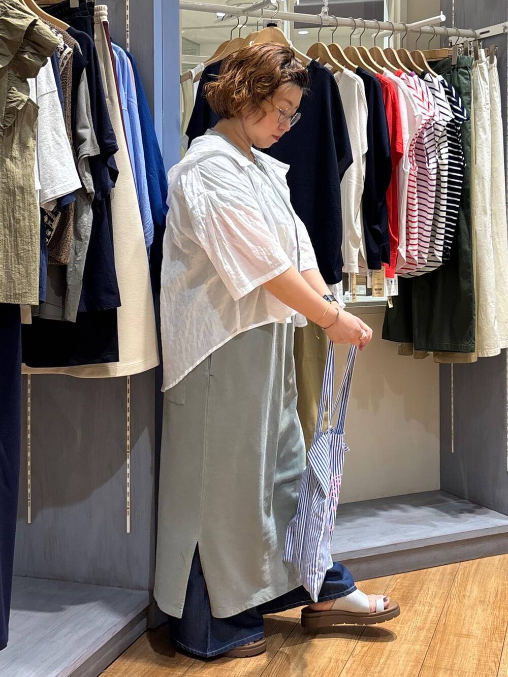その他のサンダル、ホワイト系のシャツ/ブラウス、ブルー系のその他パンツを着用したレディースの夏コーディネートの4枚目の写真