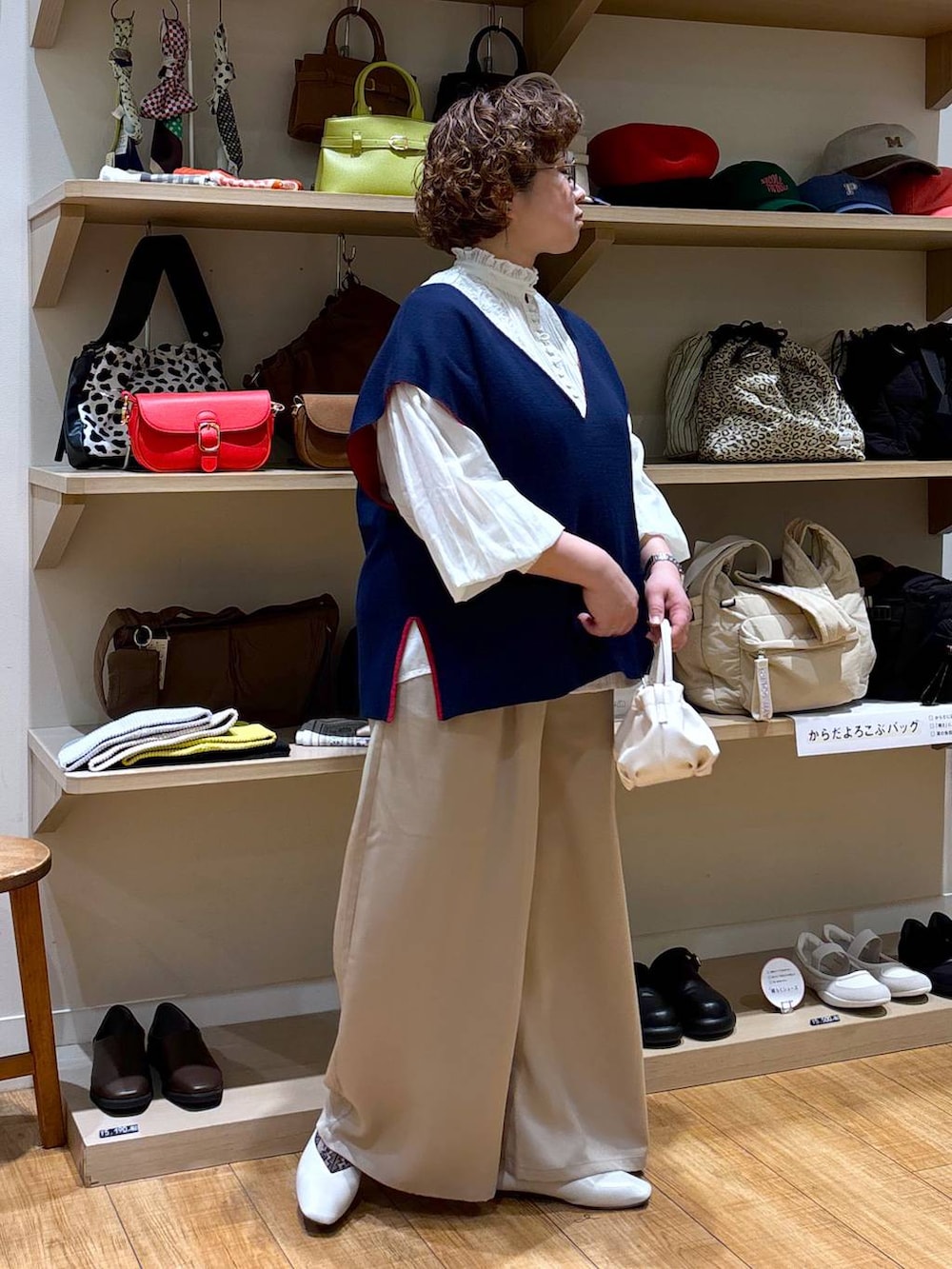 ホワイト系のシャツ/ブラウス、ベージュ系のショルダーバッグ、ベージュ系のパンプスを着用したレディースの冬コーディネートの4枚目の写真