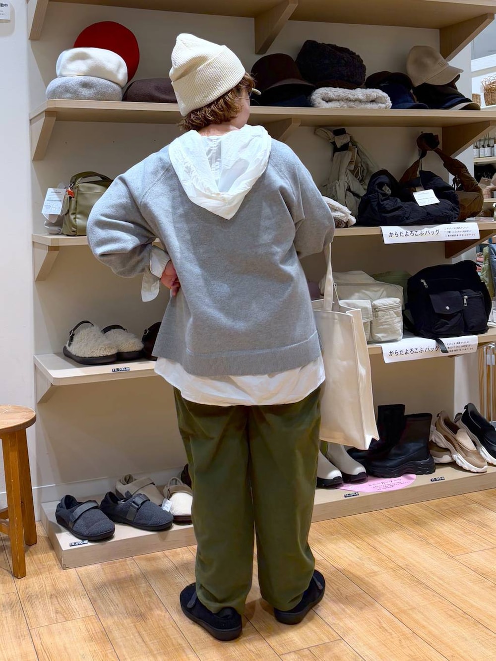 グリーン系のその他パンツ、ホワイト系のシャツ/ブラウス、その他のトートバッグを着用したレディースの秋コーディネートの6枚目の写真