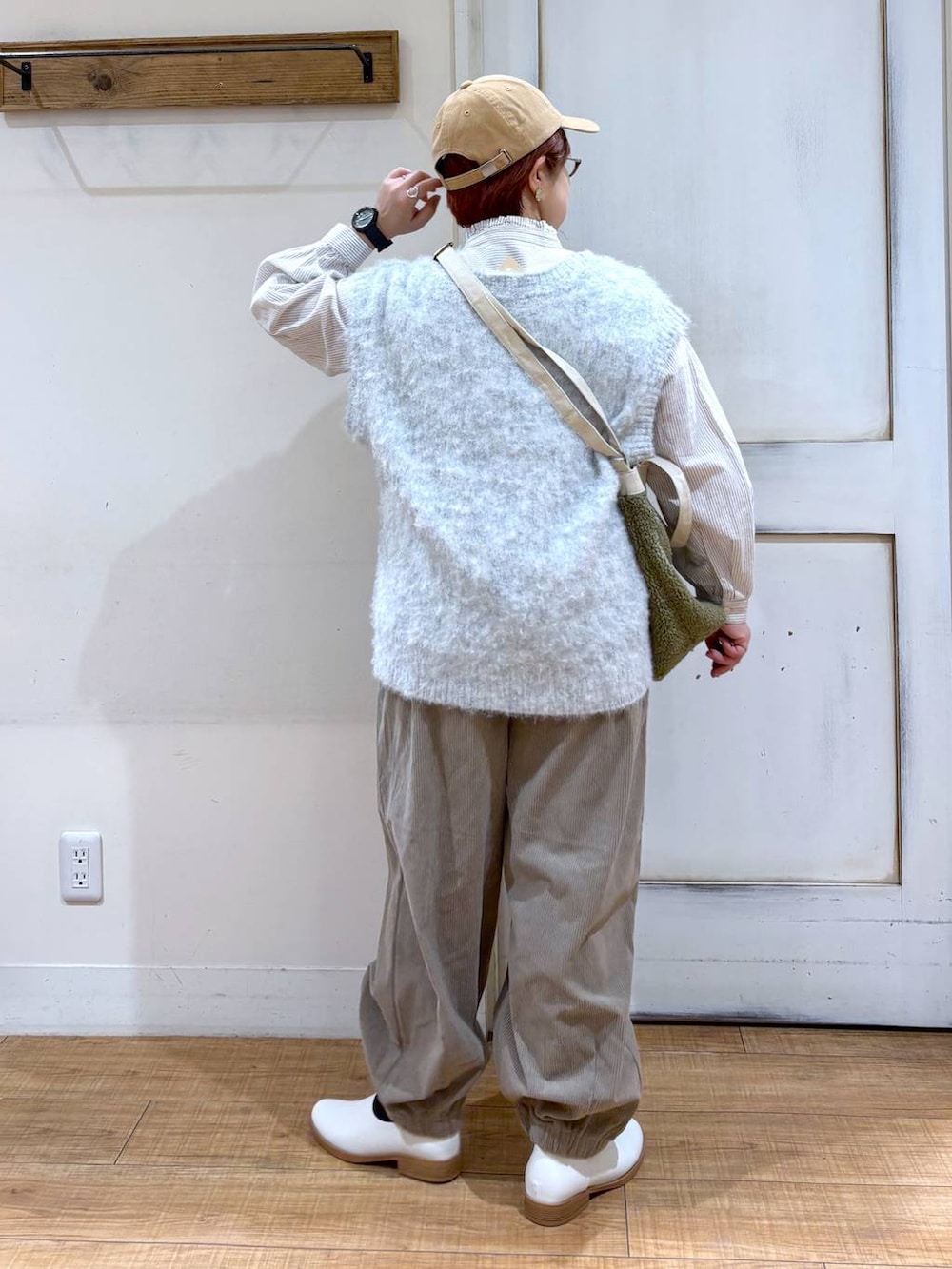 ベージュ系のシャツ/ブラウス、グレー系のその他パンツ、ベージュ系のスリッポンを着用したレディースの冬コーディネートの4枚目の写真