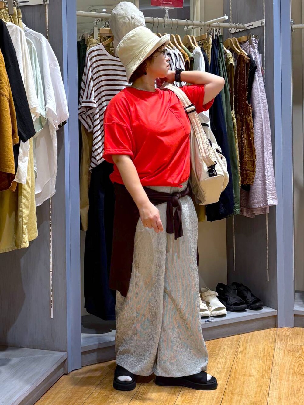 ブラック系のサンダル、レッド系のTシャツ/カットソー、その他のその他パンツを着用したレディースの夏コーディネートの4枚目の写真