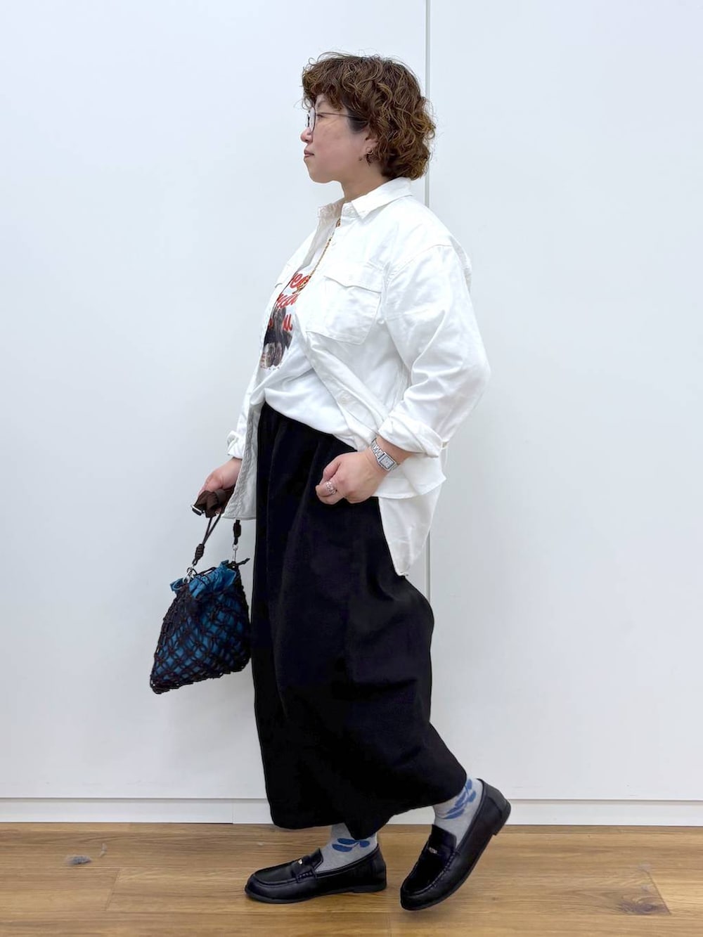 ホワイト系のシャツ/ブラウス、ブラック系のローファー、ブラック系のその他パンツを着用したレディースの春コーディネートの2枚目の写真